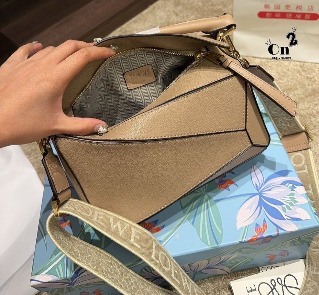 LOEWE Puzzle Bag With Jacquard Strap กระเป๋าสะพายแบรนด์หรู ทรงคล้ายลูกลักบี้ มาพร้อมสายยาวผ้าแจ็คการ์ด สวยงามมากค่ะ