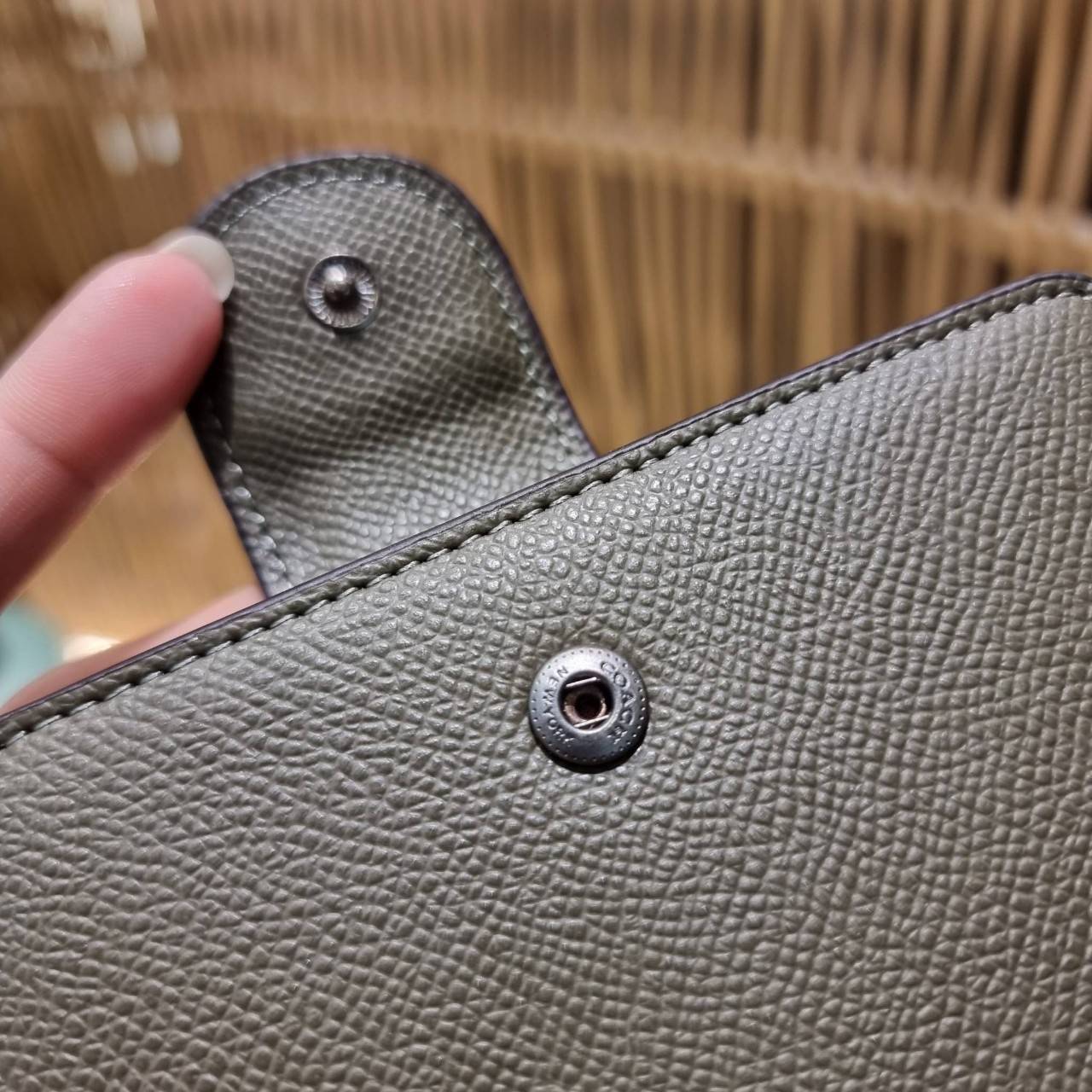 COACH 6390 MEDIUM CORNER ZIP WALLET เดอะเบสท์รุ่นที่สาวๆตามหา!! ดีไซน์ใหม่ สวยสะกด!! กระเป๋าสตางค์ใบกลาง สีคลาสสิค เรียบแต่แฝงความหรู บอกเลยว่ามันละมุนมาก!! ด้วยวัสดุหนัง crossgrain ที่ดูแลรักษาง่าย และยังดูผู้ดี ถือใช้แล้วขับผิวทุกสี ภายในมีช่องใส่บัตรแล