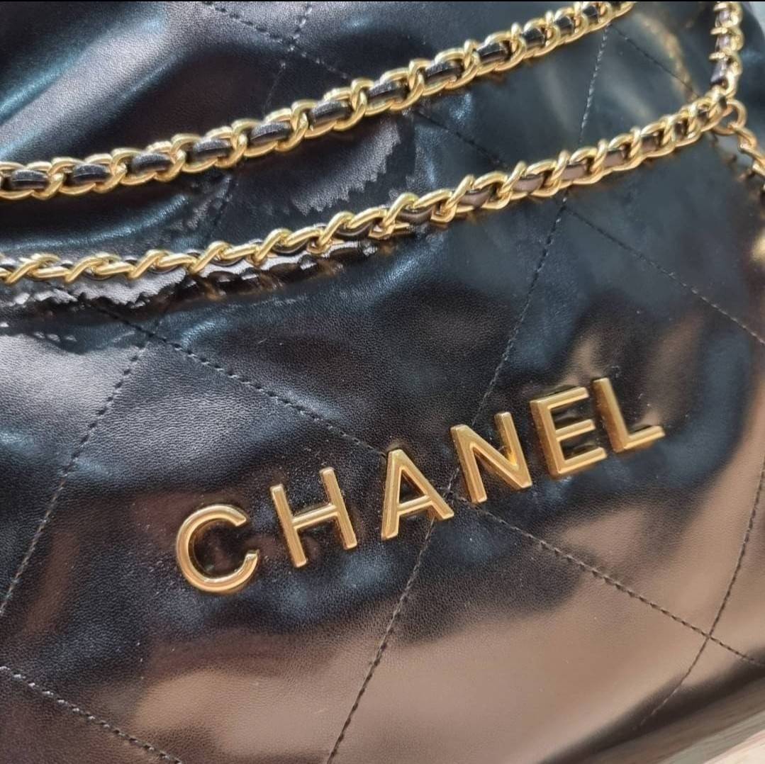Chanel 22 bag เกินต้านที่สุดกับไอเท็มนี้ ที่สาวๆหรือใครๆก็ต้องมีแล้ว!! แค่เห็นก็หลงรัก กระเป๋าทรงสวย ดีเทลเรียบแต่มีความหรูแอบซ่อนอยู่ ด้วยดีไซน์สายสะพายโซ่สีทอง และโลโก้อันโดดเด่น ดีงามน่าหลงใหลมาก