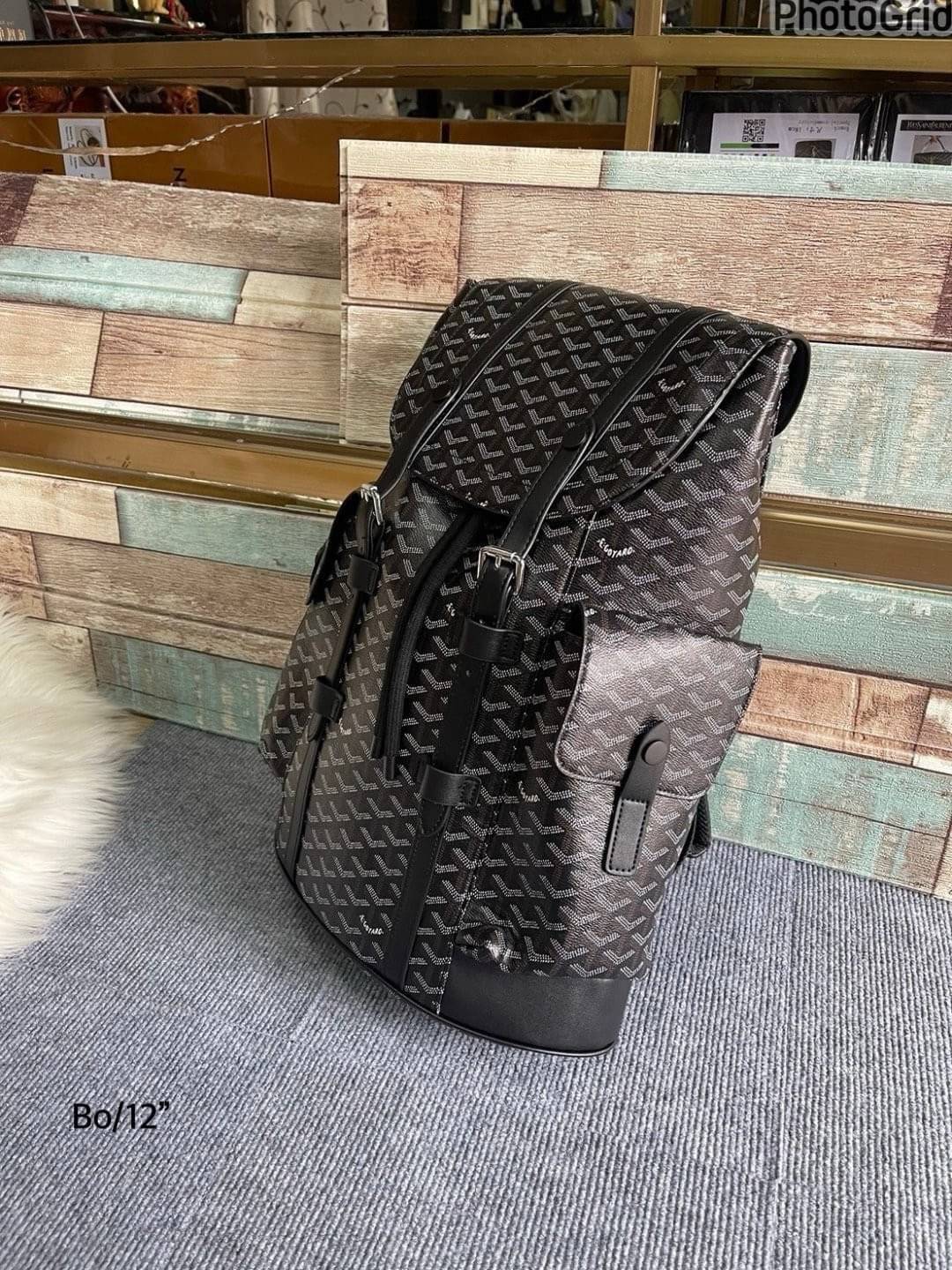 Goyard Backpack Bag Large Size กระเป๋าเป้ใบใหญ่ ดีไซน์สวยคลาสสิกเป็นเอกลักษณ์ ใช้ได้ทั้งหนุ่มๆและสาวๆ ตกแต่งลวดลายโลโก้แบรนด์เรียบหรู ภายในจุของได้เยอะมาก ใหญ่จริง!! ใบนี้คุ้มค่าราคามากๆ ทั้งดีไซน์และฟังก์ชั่นการใช้งาน ตอบโจทย์แน่นอน จะใส่เสื้อผ้าสำหรับ s