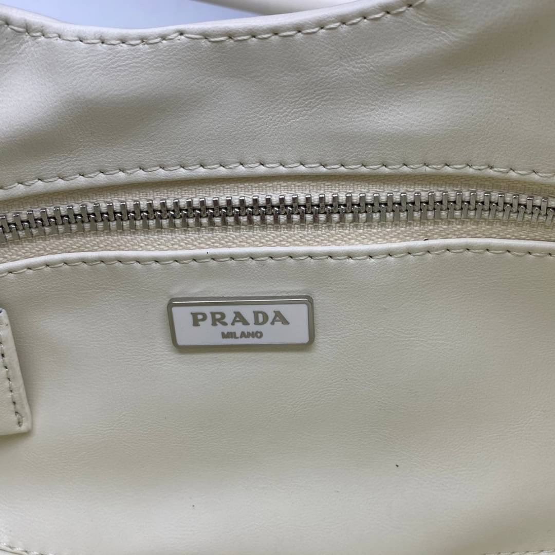 Prada Moon padded nappa-leather bag / PRADA LEATHER HANDBAG พร้อมส่งที่ไทย กระเป๋าสะพาย คอลที่ใครๆ เห็นก็ต้องรัก ขนาดกำลังน่ารัก ดีไซน์สวยดูแพง ด้วยวัสดุที่มีคุณภาพหนัง nappa สัมผัสดีงาม