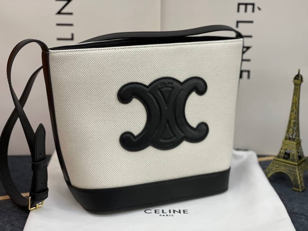 หนังแท้ CELINE SMALL BUCKET CUIR TRIOMPHE IN SMOOTH CALFSKIN / CELINE BUCKET BAG CUIR TRIOMPHE พร้อมส่งที่ไทย คอลเลคชั่นใหม่ ฮิตข้ามปี กับกระเป๋าสะพายทรงถัง ใช้งานง่ายที่สุด สายสะพายในตัว ปรับใช้ได้เลย วัสดุหนังวัว เรียบหรู ผู้ดีไปอีก โดดเด่นด้วยโลโก้เอกล