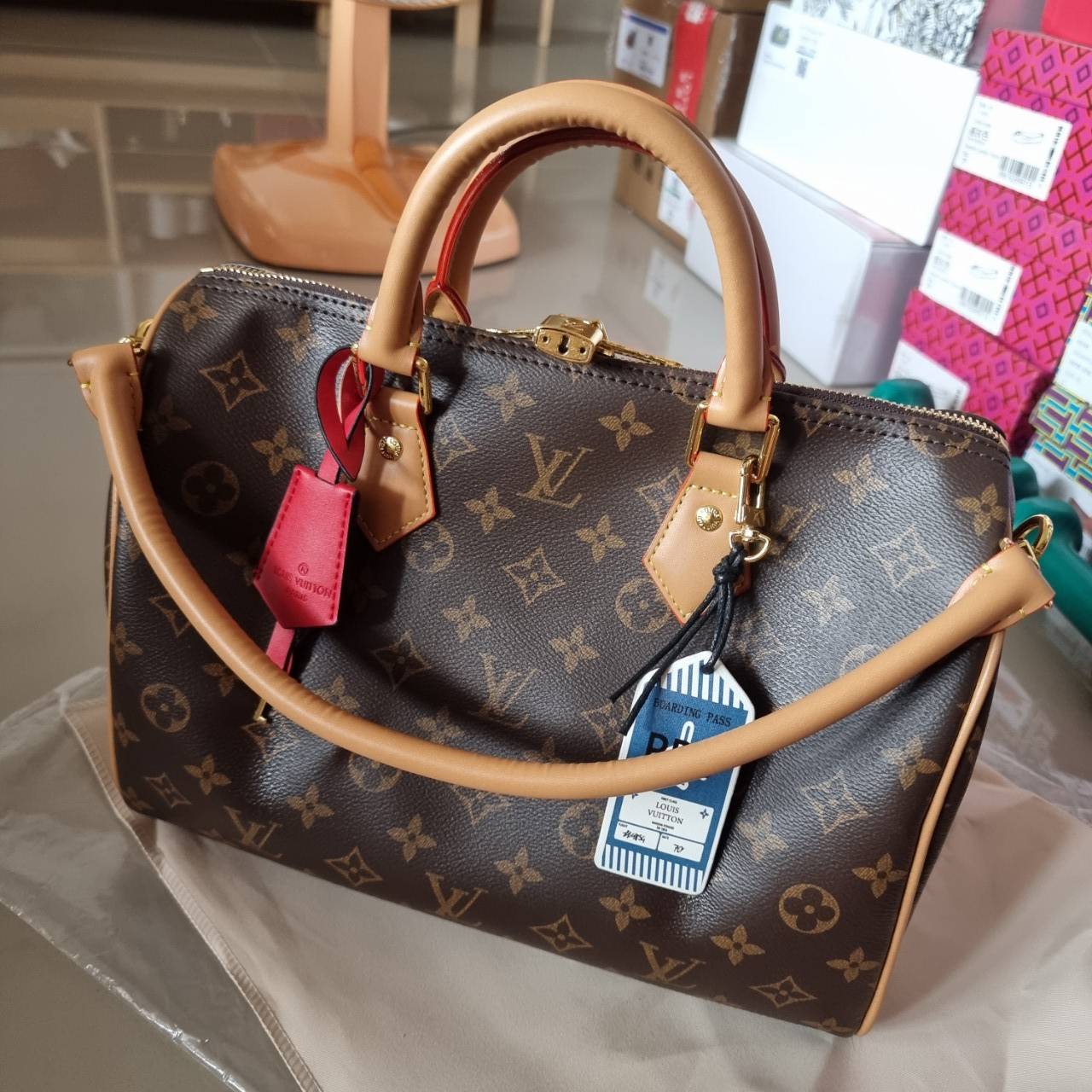 LV speedy soft 30 crafty bag กระเป๋าทรงหมอน รุ่นท็อปฮิต กับดีไซน์ใหม่ต้อนรับฤดูกาลท่องเที่ยว โดดเด่นด้วยการตกแต่งลายพิมพ์ซิกเนเจอร์ และป้ายแท็กหนังสุดเก๋