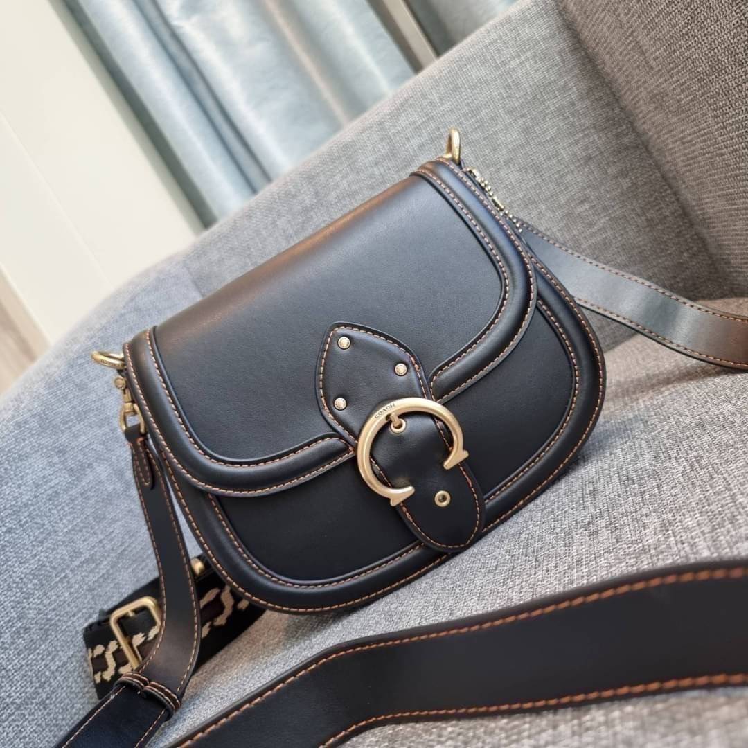 COACH C0749 BEAT SADDLE BAG The best item! ที่สาวๆรอคอย! ฮอตไฟลุก! สีหายาก ละมุนคุณหนู คอลเลคชั่นใหม่ ดีไซน์หรูหรา พิเศษมากๆมาพร้อมสายสะพาย 2 เส้น ใช้คู่กันหรือแยกสะพายก็สวยครบสูตร กระเป๋าสะพายทรง saddle คลาสสิค วัสดุหนัง glove-tanned ทนทาน เปิด-ปิดด้วยกร