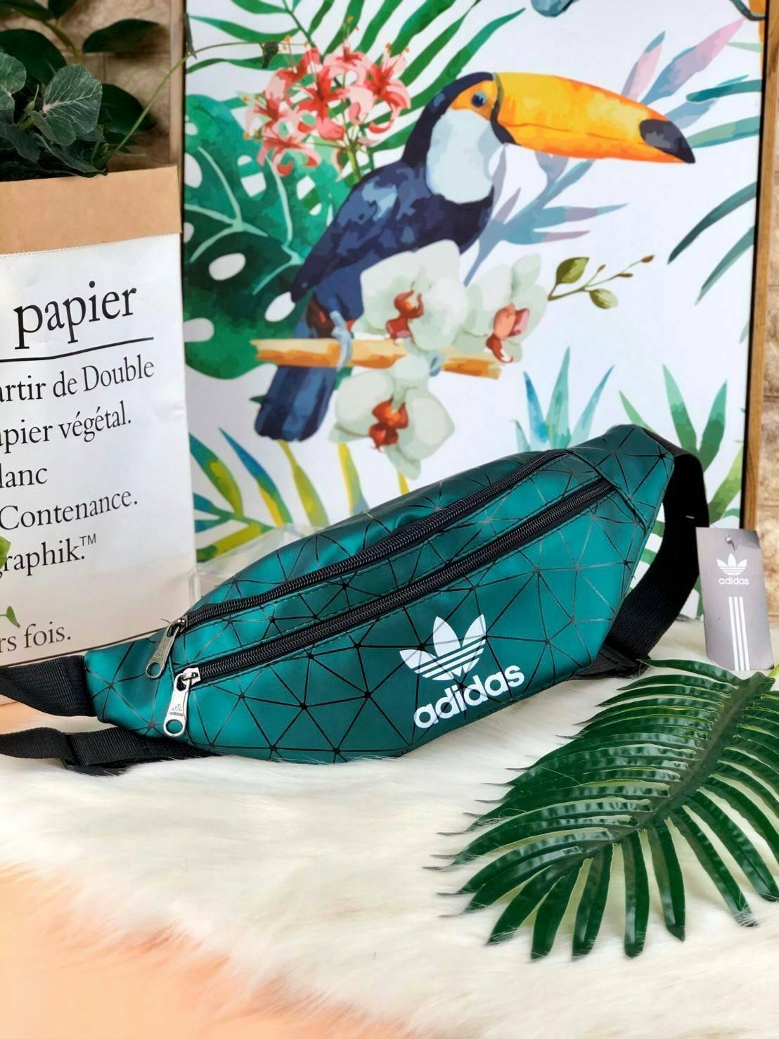 Adidas belt bag รุ่นใหม่พร้อมส่งที่ไทยกับกระเป๋าคาดอก/คาดเอว วัสดุpuน้ำหนักเบา ที่ตัวกระเป๋าแต่งtexture สวยงาม ด้านหน้าสกรีนโลโก้แบรนด์มีช่องด้านหน้า ใส่ iPhone plus ได้รวมถึงเหรียญ/บัตรที่ใช้บ่อย และช่องใหญ่จุได้เยอะ ใส่กระเป๋าเงินใบยาวได้ รุ่นนี้ปรับสาย