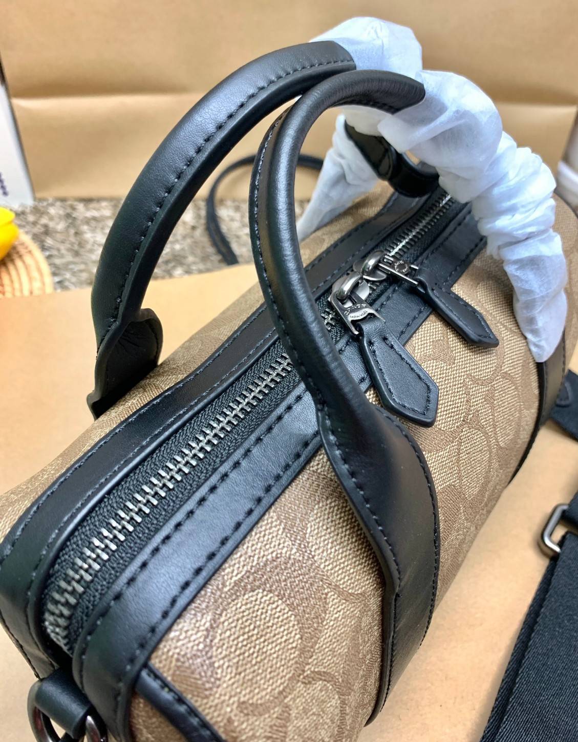 COACH GOTHAM DUFFLE 24 IN SIGNATURE CANVAS CA186 พร้อมส่ง กระเป๋าทรงหมอนรุ่นใหม่บ่าสุดปี 2022 รุ่นนี้สามารถใช้ได้ทั้งชาย//หญิง หนังแท้อย่างดี นิ่มทรงสวย มากๆค่ะ เปิด-ปิดกระเป๋าแบบซิปคู่ด้านบนมีกระดุมรวบหูหิ้วให้ด้วยนะคะ ภายในกระเป๋าสามารถใส่สัมภาระที่จำเป