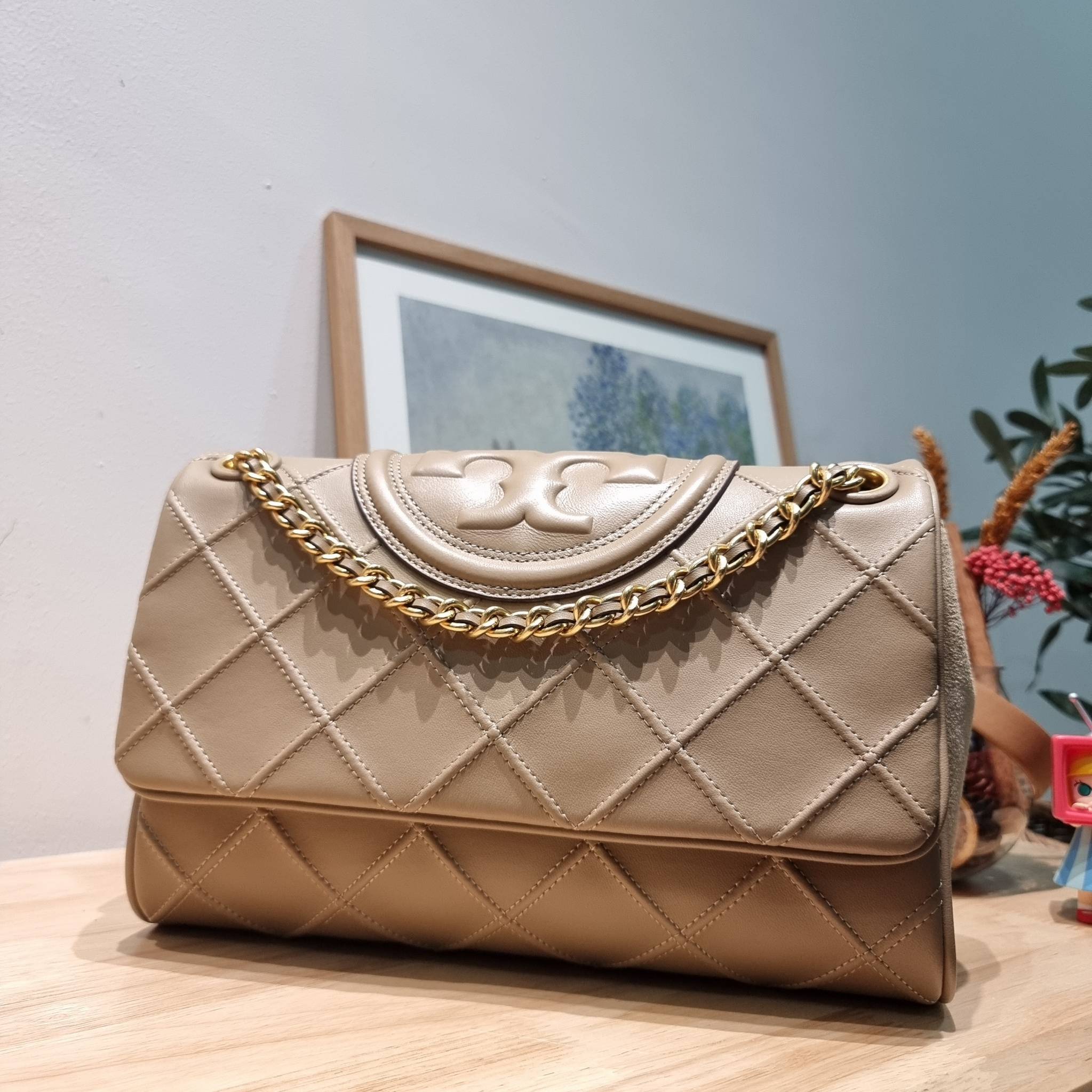 TORY BURCH FLEMING SOFT CONVERTIBLE SHOULDER BAG รุ่นหายาก กับดีไซน์ใหม่ล่าสุด มาพร้อมเสิร์ฟความสวยถึงบ้านไปเลย กับกระเป๋าสะพายไหล่ขนาดกำลังสวย หนังแท้นิ่มเต็มใบ สัมผัสสบายมือ