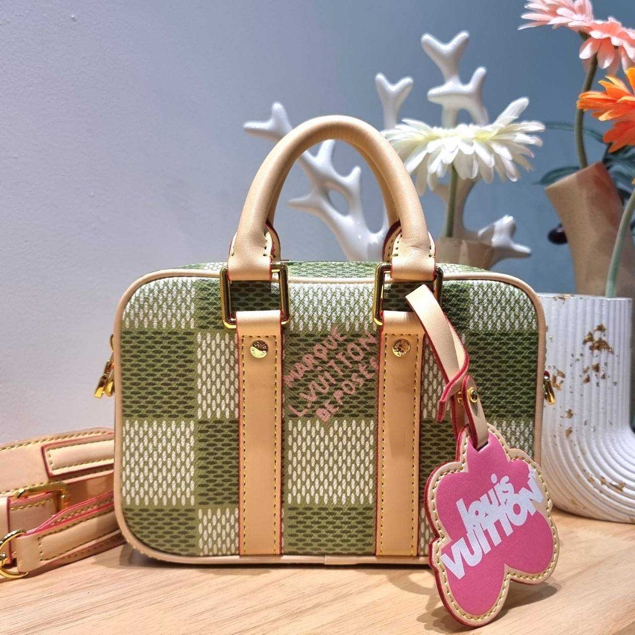 LV Nano Porte Documents Voyage สีเขียวเหนี่ยวทรัพย์ กระเป๋าสะพายทรงกระเป๋าเดินทางในขนาดมินิกะทัดรัด แถมฟรีพวงหนังห้อยสีชมพูโดดเด่น