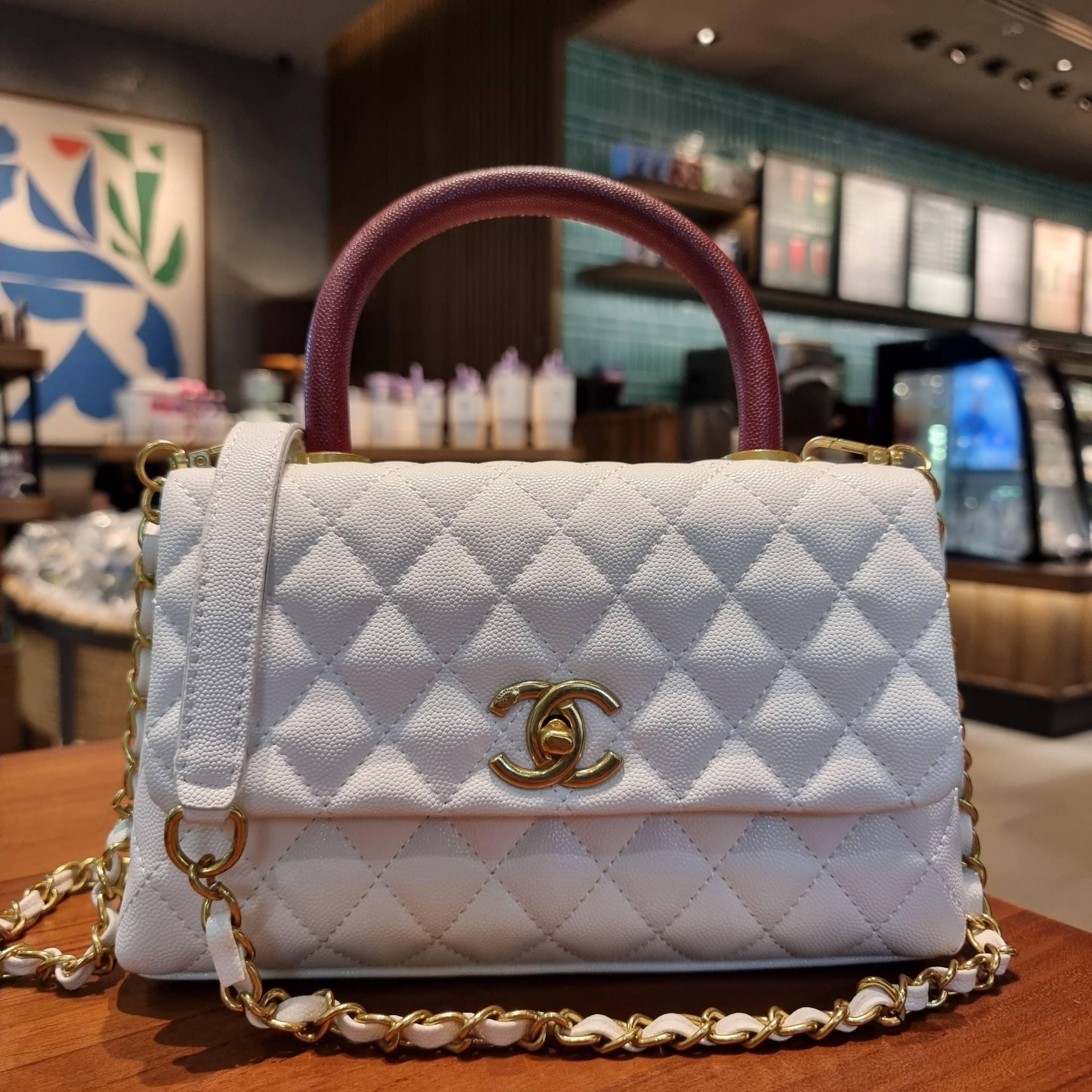 VIP 】รุ่นยอดฮิตตลอดกาล ไซส์กำลังสวย!! จากแบรนด์ Chanel กระเป๋าถือ/สะพาย หนังลายคาเวียร์ โลโก้เด่นชัด เปิด-ปิดกระเป๋าด้วยตัวบิดล็อค อะไหล่สีทองหรู ทรงสวยผู้ดี ภายในกระเป๋ามีช่องโล่งกว้างจุของได้พอสมควร มีช่องซิปแบ่งสัดส่วน ด้านหลังมีช่องเก็บของจุกจิกอีก 1 