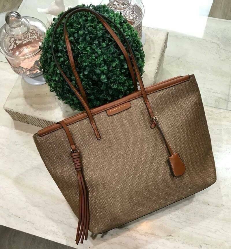 Best Seller!!! Charles & Keith Black Textured Tote Bag กระเป๋าสะพายทรง Shopping ใบใหญ่จุใจวัสดุ Polyester Textured สานรอบใบตัดด้วยหนังเรียบอยู่ทรง กันน้ำ น้ำหนักเบา ด้านหน้ามีโลโก้พร้อมTAG พวงกุญแจห้อยที่หูหิ้ว เปิดปิดด้วยซิปพู่หนัง ภายในกว้างและจุ มีช่อง