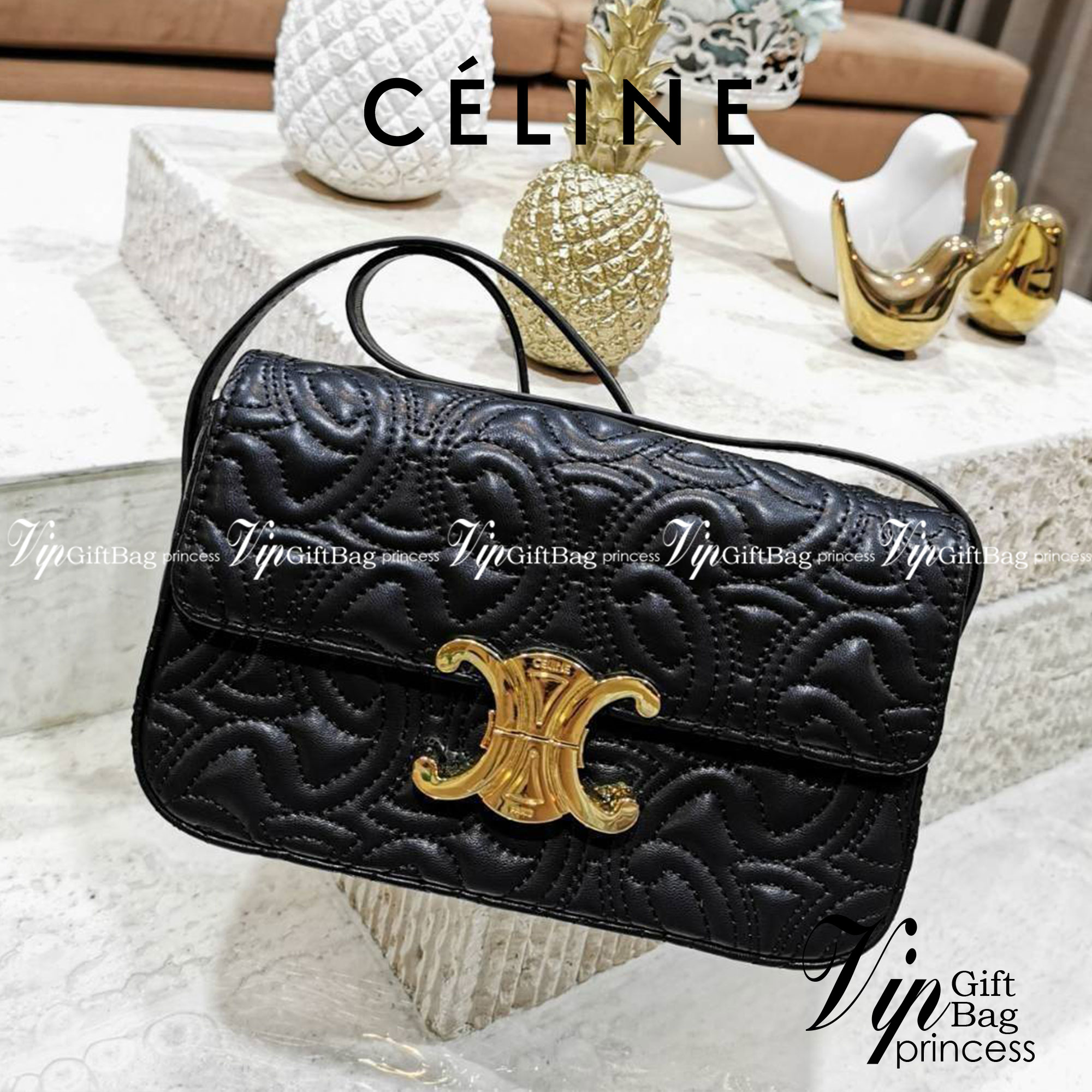 พร้อมส่งความสวย! ไอเท็มหายาก! ห้ามพลาดค่ะ! CELINE TRIOMPHE SHOULDER BAG VIP วัสดุหนังแท้ลวดลายเอกลักษณ์ของ CELINE TRIOMPHE ดีไซน์ยอดนิยมสไตล์สาว LISA เปิดปิดด้วยฝาปิดโลโก้แบรนด์อะไหล่ทอง ภายในโล่งกว้าง ใส่มือถือ กระเป๋าสตางค์ เครื่องสำอางค์ ของใช้จุกจิกได