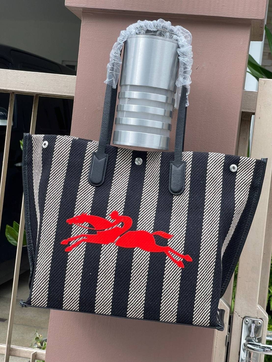 Longchamp Essential Stripes shoulder bag อีกหนึ่งคอลเลคชั่นสำหรับใครที่ต้องการกระเป๋าแบบใช้งานได้ในหลาย ๆ โอกาส การเลือกกระเป๋าขนาดเล็กย่อมไม่สะดวกและไม่ครอบคลุมต่อการใช้สอยอย่างแน่นอน Longchamp รุ่นนี้สามารถตอบโจทย์ ในการใช้งานที่หลากหลายขึ้น เพราะบางครั