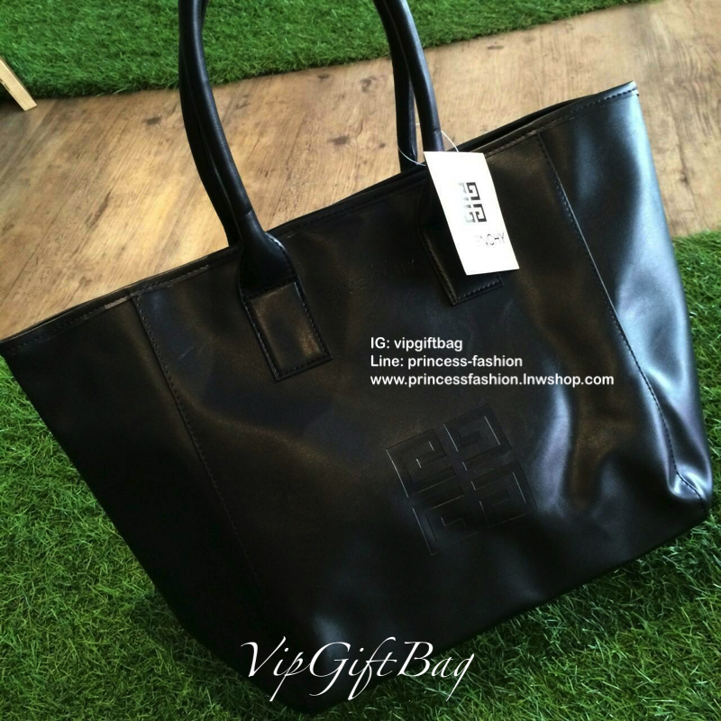 GIVENCHY TOTE BAG สินค้าพรีเมี่ยมจากน้ำหอม GIVENCHYแท้ 100%ทรงสุด HOT!! ขนาดกำลังดี หูยาวสายสามารถสะพายขึ้นไหล่เก๋ๆ เหมาะสำหรับทุกวัน ทำจากหนัง PU อย่างดี น้ำหนักเบา ด้านหน้าติดแผ่นหนังปั๊มGIVENCHY เรียบๆแต่มีระดับ ซับในด้วยผ้าสกรีนลายโลโก้ทั้งใบ ปิดปากกร