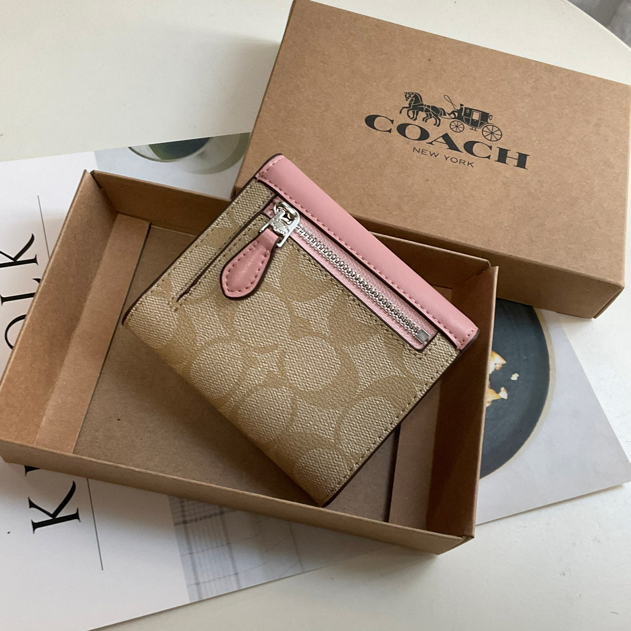 COACH SMALL WALLET IN SIGNATURE CANVAS กระเป๋าสตางค์ใบสั้น แบบพับสามตอน เปิดปิดด้วยกระดุมปั้มแบรนด์ ด้านในมีช่องใส่บัตรหลายช่อง และช่องใส่ธนบัตร ด้านหลังมีช่องซิปเหรียญอีกหนึ่งช่อง น้ำหนักเบา พกพาสะดวก อะไหล่เงาสุดหรู ห้ามพลาดค่ะ!