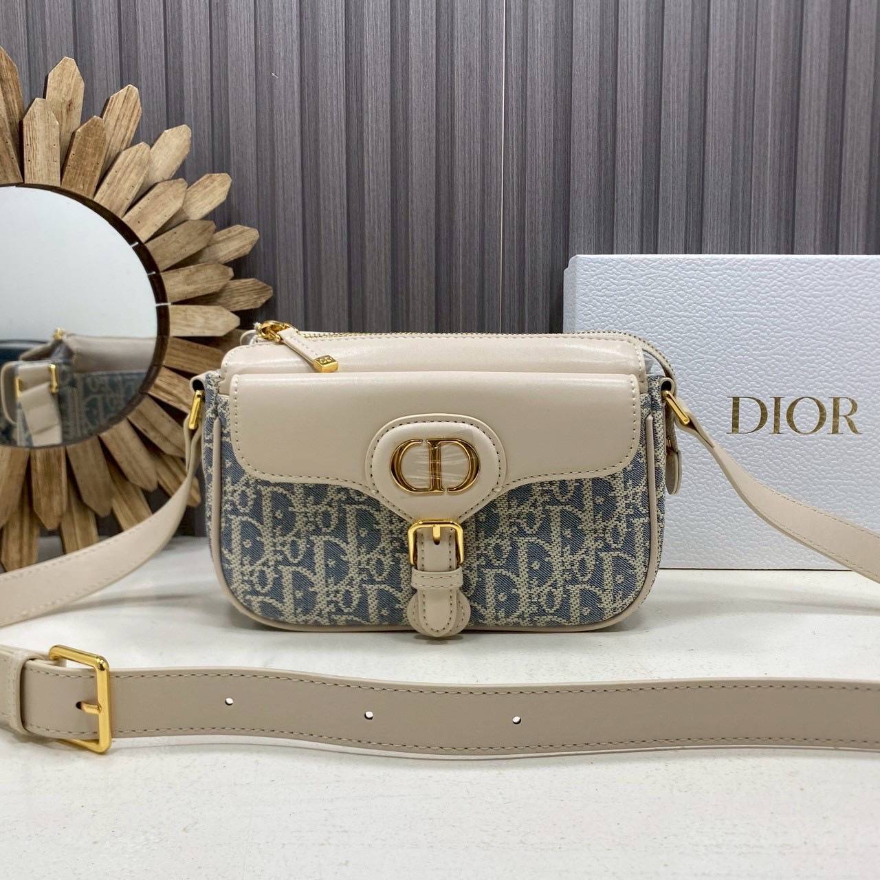 ORI หนังแท้ | DIOR Small 30 Montaigne Pocket Bag กระเป๋าสะพาย รุ่นใหม่สําหรับ Fall 2025 โดดเด่นด้วยลายเส้นอันงดงามและขนาดที่กะทัดรัด
