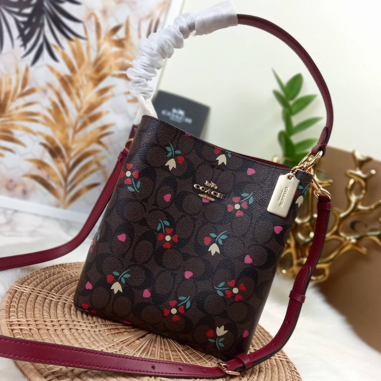 COACH SMALL TOWN BUCKET BAG WITH HEART PETAL PRINT(C7975//C7976)🌺💞กระเป๋าถือ กระเป๋าสะพาย ทรงฮิตยอดนิยมตลอดกาล>>ปริ้นลายดอกไม้รูปหัวใจมินิ น่ารักเกินเบอร์มาก🥰 ไม่ว่าจะออกมาคอลเลคชั่นไหนๆ ก็ครองใจสาวๆไปได้ทุกรุ่น/ วัสดุหนังแคน
