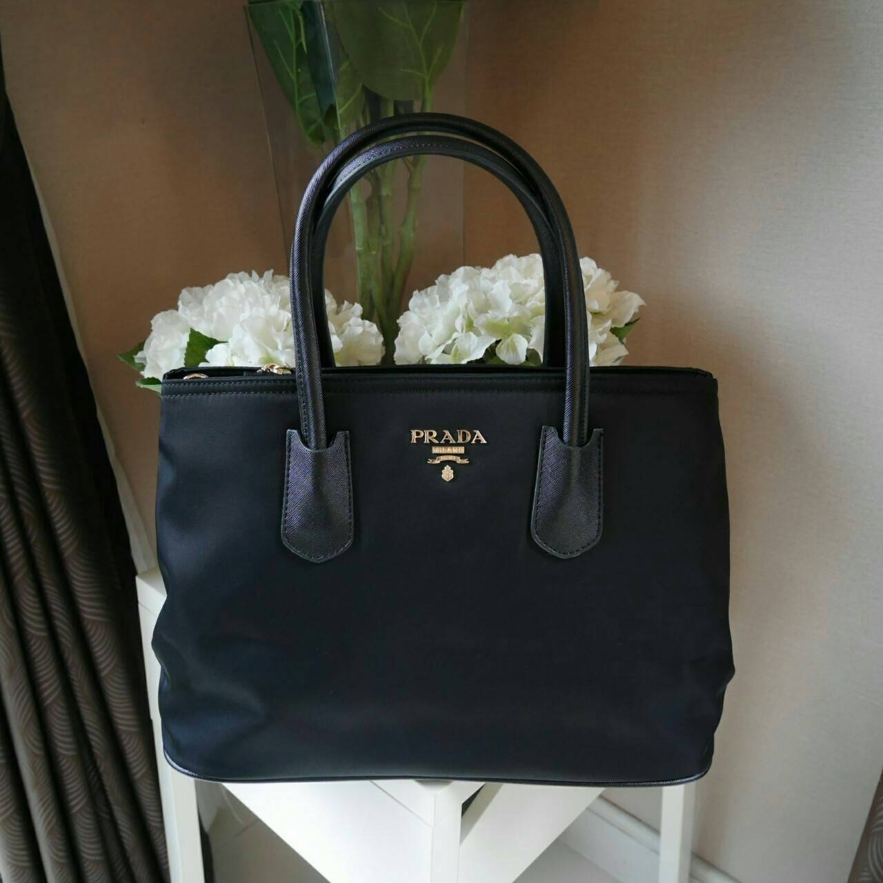 New item! Prada Nylon handbag กระเป๋าถือสะพาย **ทรงยอดฮิต มาแล้วค้า จากงานพรีเมี่ยมกิ้ฟใหม่ บอกเลยว่า ใบนี้ Nylon สลับหนัง สวยคุ้มสุดๆคะ ด้านหน้าประดับด้วยโลโก้แบรนด์สวยหรู ด้านในมีช่องซิปแบ่งอีกหลายช่อง มาพร้อมป้ายหนังแท็กห้อยประบดับเก๋ๆ ด้านข้างมีกระดุม