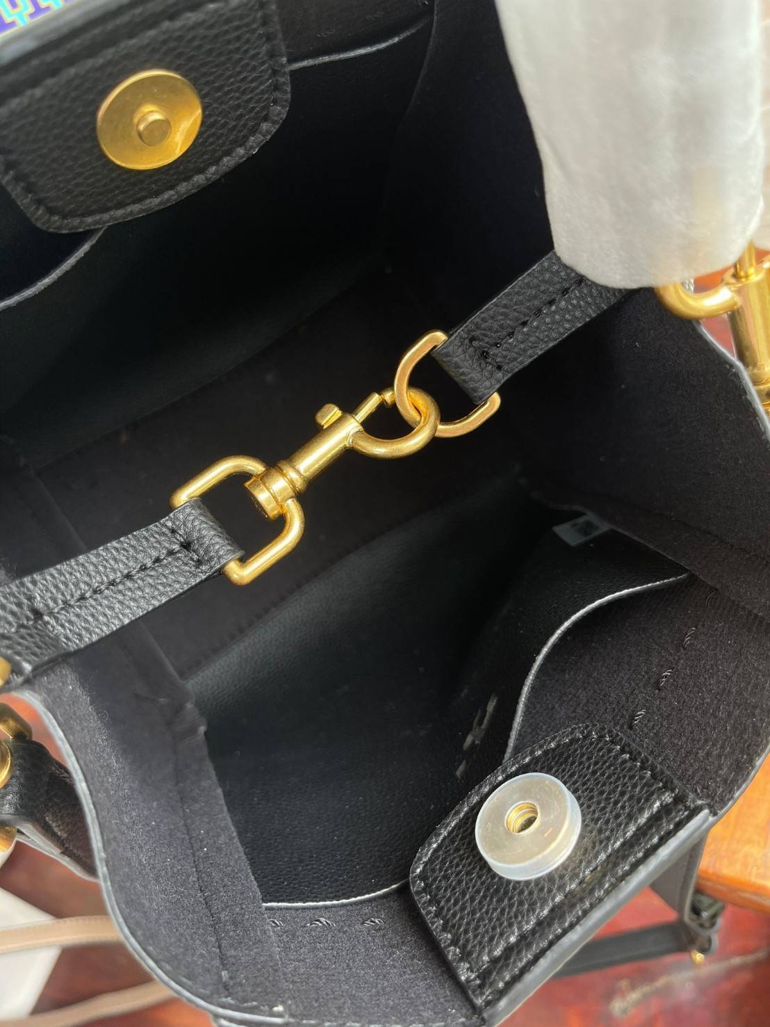 TORY BURCH McGraw Small Bucket Bag ดีไซน์ทรงตะกร้าแสนน่ารัก ดีเทลสะดุดตา รูปทรงจดจำง่าย สาว ๆ คนไหนที่เบื่อกระเป๋าถือทรงเดิม ๆ ลองมาดู Collection นี้กันดีกว่าค่ะ