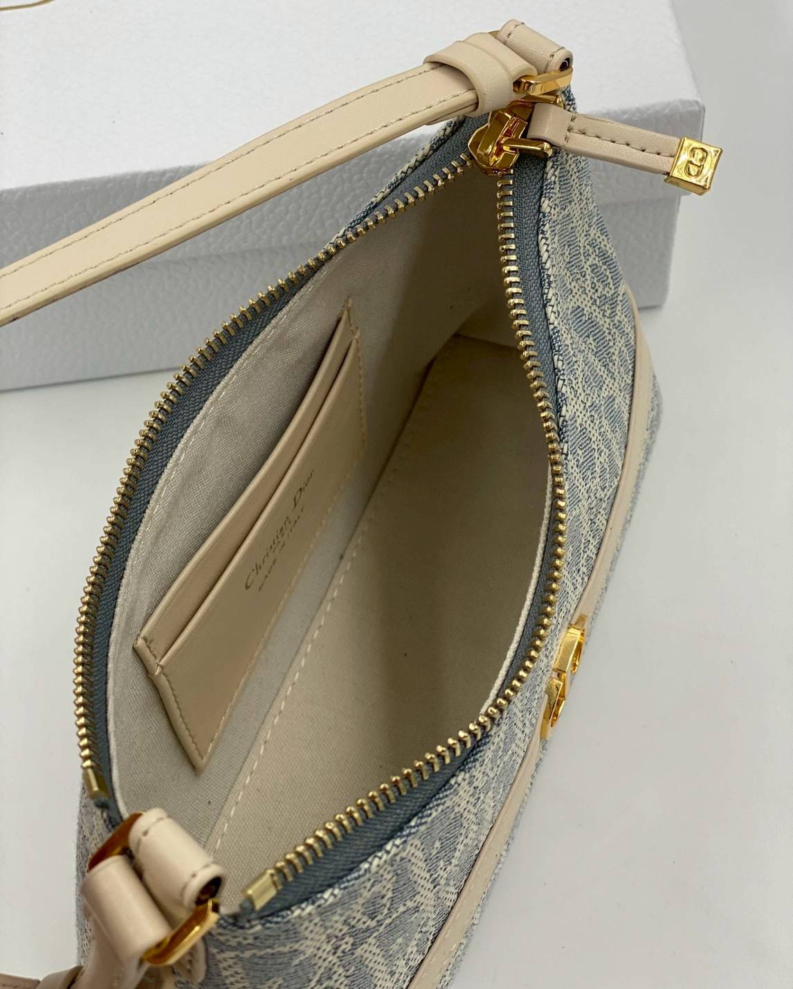 ORI หนังแท้ | DIOR Mini 30 Montaigne Cigale bag / DIOR Mini Miss Caro Cigale bag กระเป๋าสะพายไหล่ทรงโฮโบ ขนาดมินิเสริมไลน์ 30 Montaigne ด้วยรูปทรงทันสมัยและประณีตบรรจง