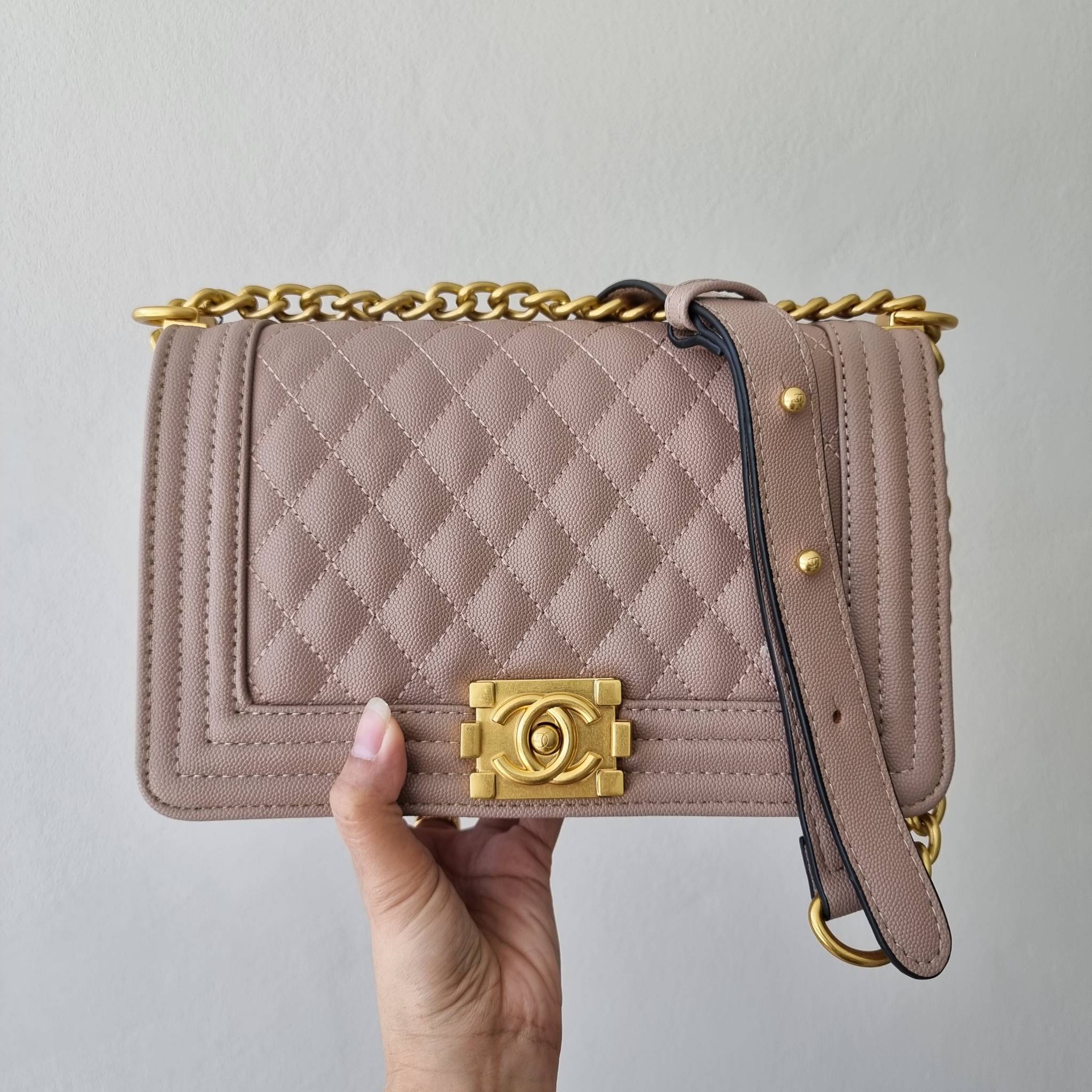 Chanel Boy 10" พร้อมส่งที่ไทย รุ่นสุดฮอต อะไหล่สีทองสุดหรู วัสดุหนังลายคาร์เวีย ทรงคลาสสิคที่สาวๆห้ามพลาด!! ในราคาสุดคุ้ม เปิด-ปิดกระเป๋าด้วยตัวล็อค ภายในโล่งกว้าง ไซส์ใหญ่ใส่ของได้เยอะ มีช่องแยกในกระเป๋า มาพร้อมสายสะพายโซ่สลับหนังรองบ่า (ถอดได้-ปรับ