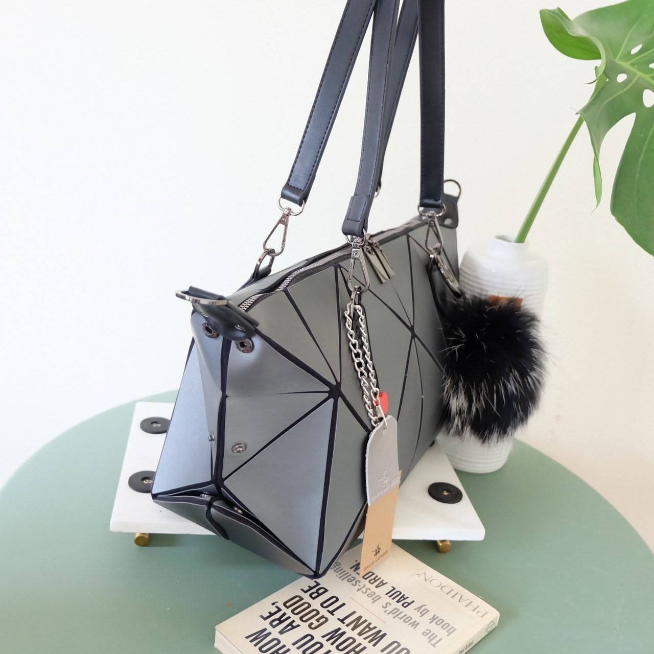 ห้ามพลาดเลยน๊า !! มาใหม่ กระเป๋าถือ/สะพาย ทรงสวย เหมือนซื้อ1ได้4 โอ้ย 🤩🤩 คุ้มสุดๆไปเลยค่า เพราะตัวกระเป๋าปรับได้ถึง4 แบบตามการใช้งานเลยน๊าแถมตัวกระเป๋าน้ำหนักเบาอีกด้วย ✨✨✨ สายสะพายถอดได้แถมสายยาวให้อีก 1 เส้น กระเป๋าท