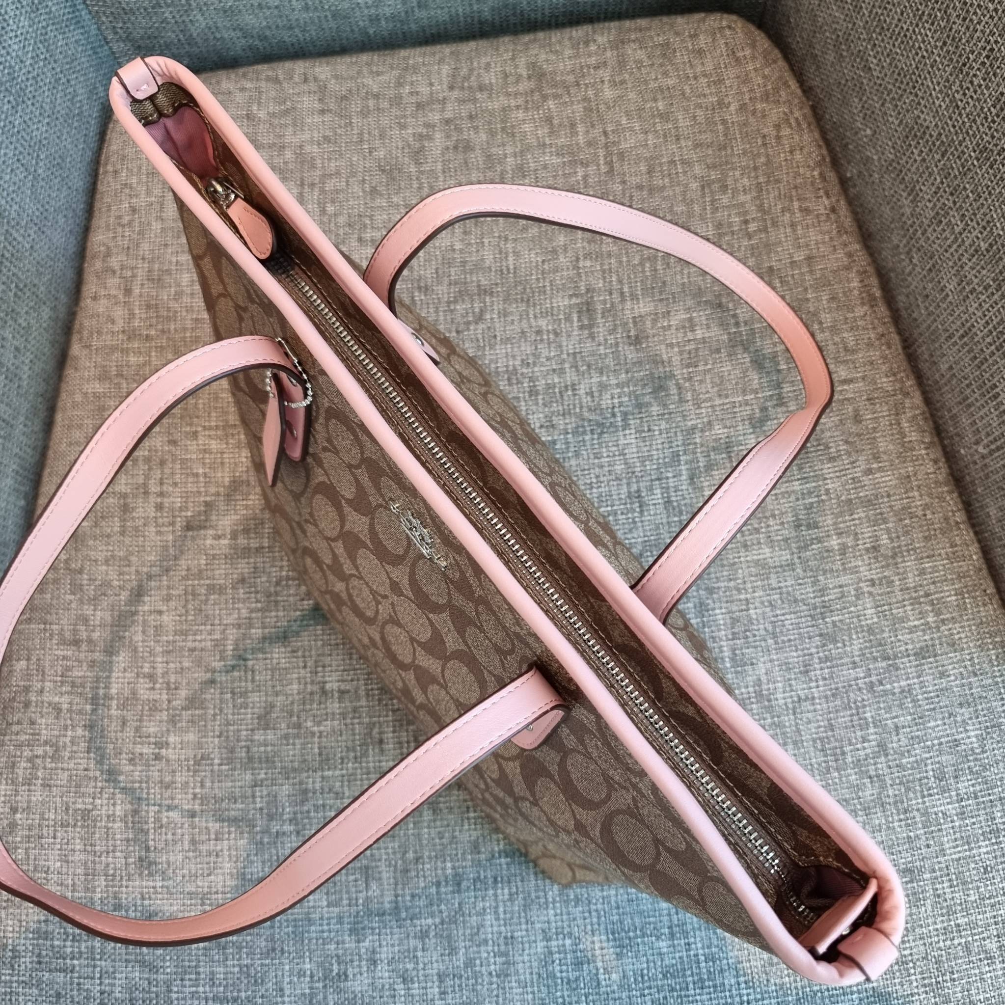 OUTLET 】COACH F58292 CITY ZIP TOTE IN SIGNATURE 16" รุ่นขายดี!! ไซส์ใหญ่ สีสวยมาให้แบบจัดเต็ม!! กระเป๋าถือทรงโท้ทใบใหญ่ สวยน่าใช้ทุกสี สะพายคล้องไหล่ได้เก๋ๆ จุของแน่นๆไปเลยจ้า!! วัสดุหนังแคนวาสคุณภาพ ปากกระเป๋าเปิด-ปิดด้วยซิป กันของหล่นได้ ถือไปไหนก็