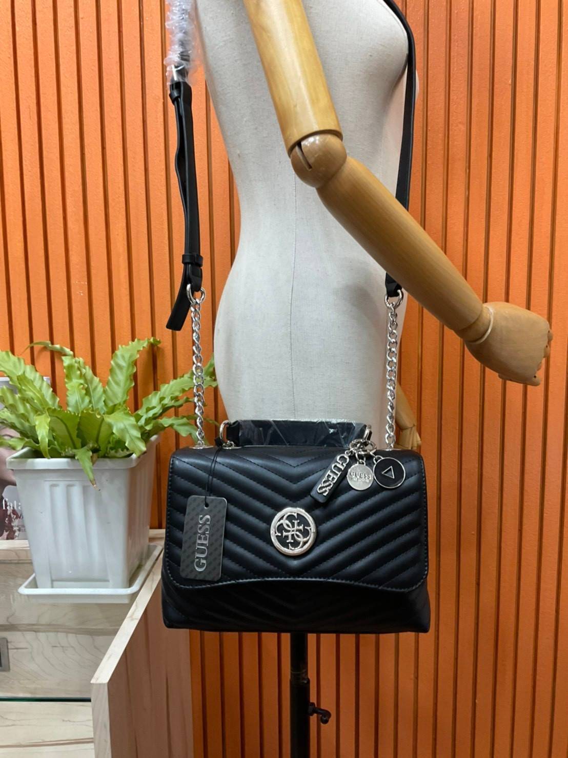 ของแท้ 💯% 】GUESS BLAKELY TOP HANDLE FLAP BAG กระเป๋สะพายรุ่นใหม่ล่าสุด รุ่นยอดนิยมสวยอยู่ทรง วัสดุหนังนิ่ม น้ำหนักเบา มีฐานกว้างตั้งอยู่ทรง ด้านหน้าประดับด้วยโลโก้แบรนด์สวยโดดเด่น