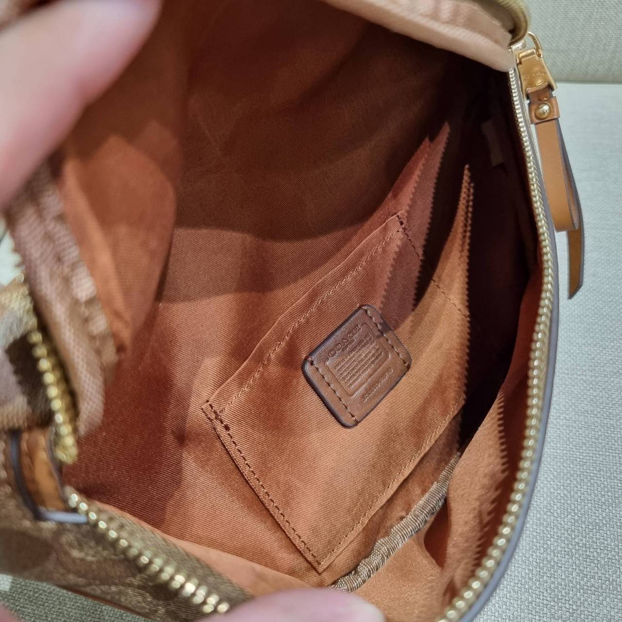 COACH F48740 BELT BAG IN SIGNATURE CANVAS กระเป๋าคาดอกทรง Unisex ที่ขายดีถล่มทลาย!! ขายได้ตลอดปี!! สวยเท่ทุกสี วัสดุหนังแคนวาสเคลือบคุณภาพดี ทนทาน ใช้งานง่าย ภายในเป็นช่องโล่ง เหมาะสำหรับคนที่ชอบพกอะไรง่ายๆ รับรองตอบโจทย์น้า