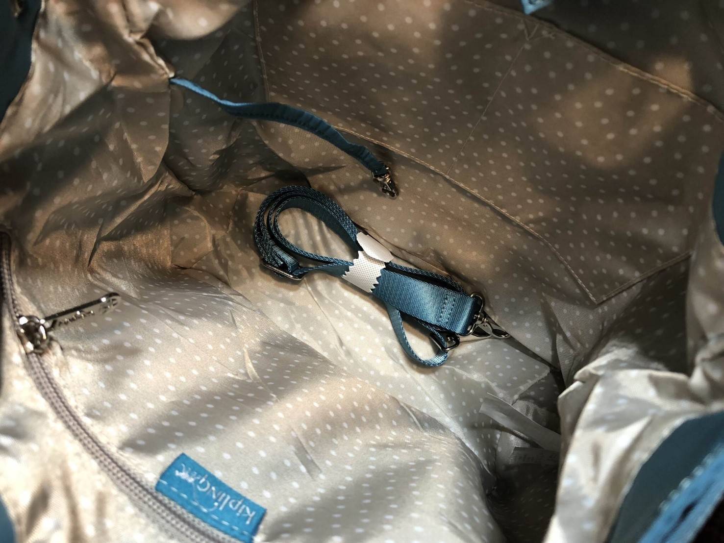 Kipling 2Way Bucket Bag กระเป๋าถือหรือสะพาย 2Way รุ่นใหม่ทรงขนมจีบวัสดุ Nylon & Polyester 100% น้ำหนักเบา ถือและสะพายได้หลายแบบจะใช้สายยาวสะพาย Crossbody หรือใช้สายคู่สะพายหลังแบบเป้ก็ดูดี หูจับถนัดมือสะพายไหล่ได้ เปิดปิดแบบ Drawstring พร้อมกระดุมแม่เหล็ก