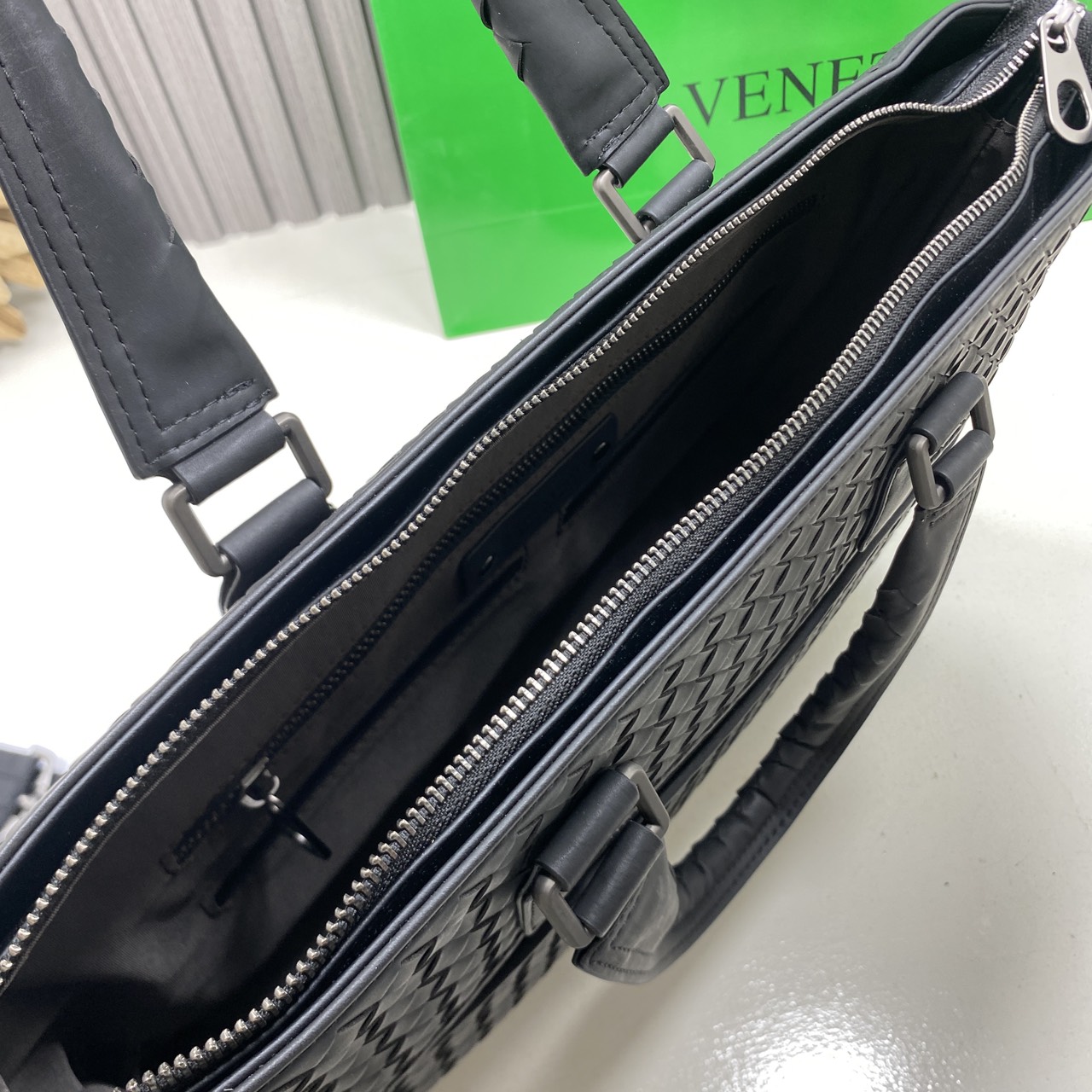 ORI หนังแท้ | Bottega Veneta Getaway Briefcase / Bottega Messenger Bag กระเป๋าใส่เอกสาร กระเป๋าทรงแมสเซ็นเจอร์ สวยเรียบหรูคลาสสิกเป็นเอกลักษณ์ โดดเด่นด้วยงานสานตาราง ดีไซน์เรียบง่าย แต่ดูแพง