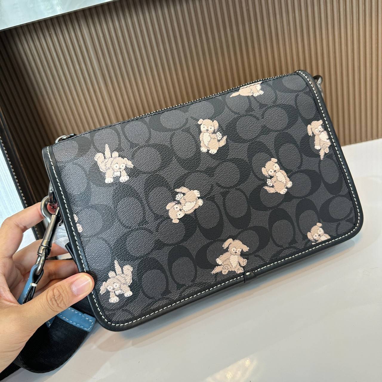 Coach Heritage Convertible Crossbody In Signature Canvas With Creature Print( cc131) กระเป๋าไฮบริดแบบถอดได้รุ่นใหม่ หล่อเท่ส์ สะพายสามารถสะพายทำงานดูดีสุดๆคะ มาพร้อมกระเป๋าใบเล็กห้อยสุดเก๋ วัสดุแคนวาสตัดขอบหนังแท้ เปิด ปิดด้วยซิป ซับในผ้า ด้านนอกกระเป๋าเป