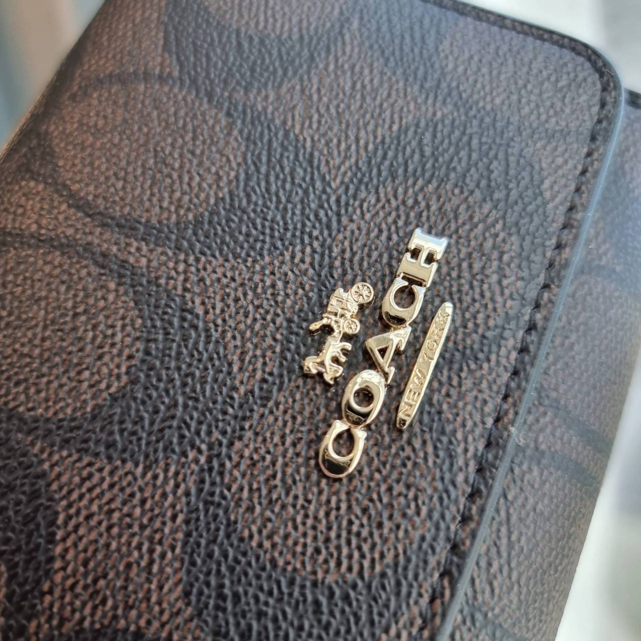 OUTLET 】COACH F41302 SMALL TRIFOLD WALLET IN SIGNATURE CANVAS สวยคลาสสิค พกพาง่าย ใบเล็กน่ารักน่าใช้ ต้องยกให้ใบนี้จ้า 💗💋 ตอบโจทย์คนชอบพกน้อยที่สุด!! กระเป๋าสตางค์ใบสั้นหนังแคนวาสเคลือบคุณภาพดี ภายในเป็นหนังแท้ ใส่บัตร ใส่ธนบัตรได้ทุกชนิด 