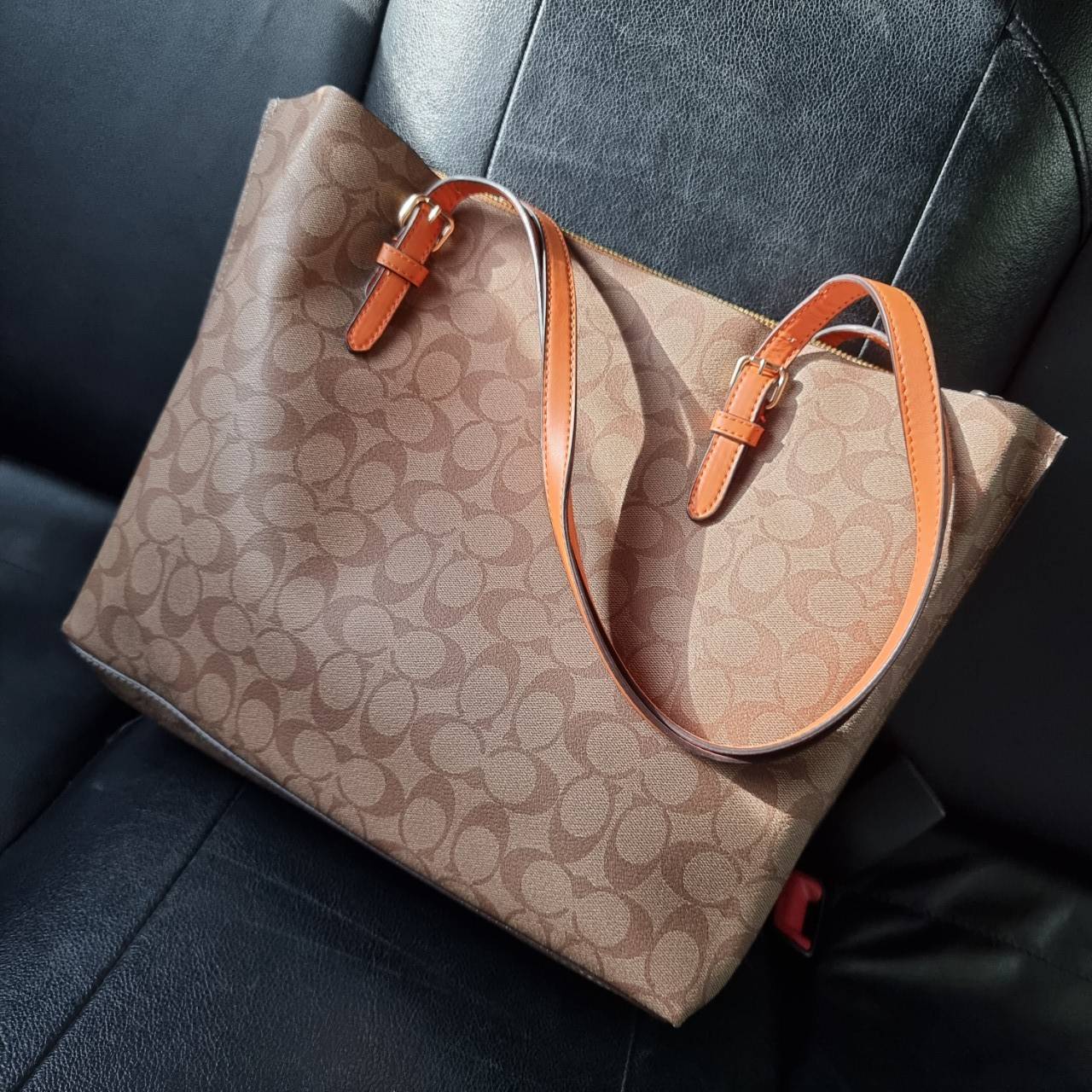 COACH 1665 MOLLIE TOTE IN SIGNATURE CANVAS กระเป๋าโท้ทใบใหญ่ ไม่ต้องกลัวของหล่นหายอีกต่อไป!! ทรงสวยใส่ของได้เยอะจริงๆ สีนี้คือคุณหนูหรูจัดมาก!! วัสดุหนังแคนวาสเคลือบลาย ภายในโล่งกว้าง มีช่องซิปกลางใส่ของได้อีก สะพายใบนี้ไปต่างจังหวัดได้สบายๆ ตอบโจทย์สาวๆท