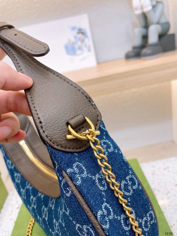 Gucci GG Marmont half-moon-shaped mini bag กระเป๋าคล้องไหล่ ความตัวแม่สายแฟชั่น ต้องกระเป๋าทรงจันทร์เสี้ยวแบบสับค่ะ! ความโค้งมนใช้งานง่าย เอามาสะพายก็คือชนะเลิศไปเลย ภาพถ่ายจากงานขายจริง ใช้งานต่างประเทศได้