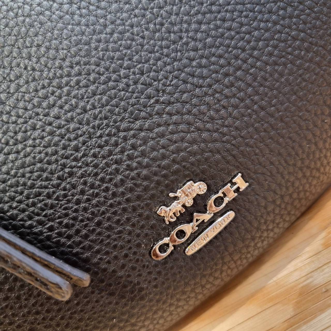 COACH C6807 KLEO HOBO IN SIGNATURE CHAMBRAY ใหม่ล่าสุด คอลเลคชั่นสุดคิ้วท์ ที่สาวๆต้องหลงรัก กระเป๋าสะพายทรงโฮโบ ที่ดีไซน์มาให้ปรับใช้งานได้หลากหลาย วัสดุหนัง pepble สวยหรู รูดเปิด-ปิดด้วยซิป ภายในเป็นช่องโล่ง สายคล้องสามารถถอดออกใส่สายยาวสะพายข้างได้ หรื