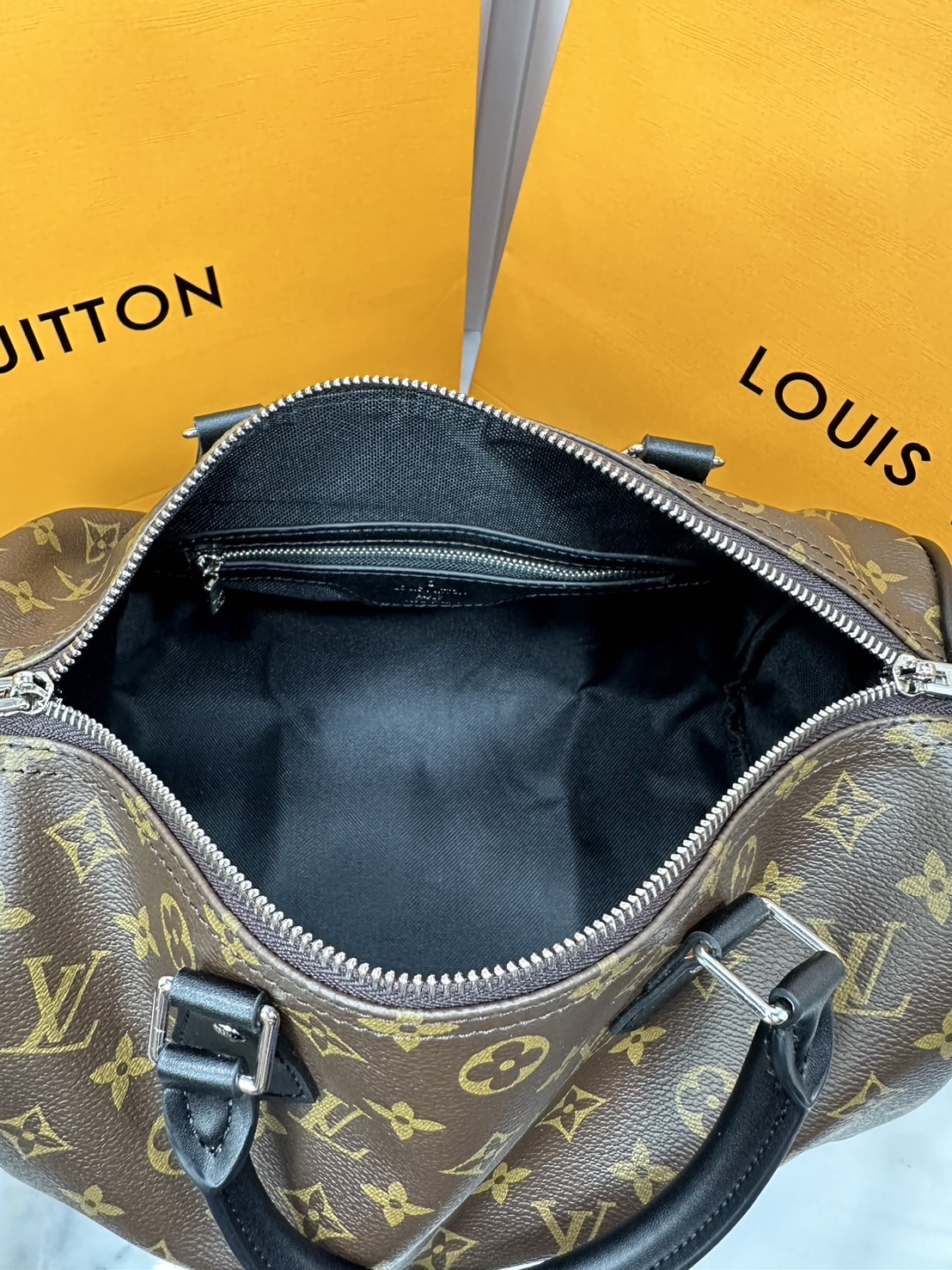 LV speedy soft 30 crafty bag กระเป๋าทรงหมอน รุ่นท็อปฮิต กับดีไซน์ใหม่ต้อนรับฤดูกาลท่องเที่ยว โดดเด่นด้วยการตกแต่งลายพิมพ์ซิกเนเจอร์ และป้ายแท็กหนังสุดเก๋