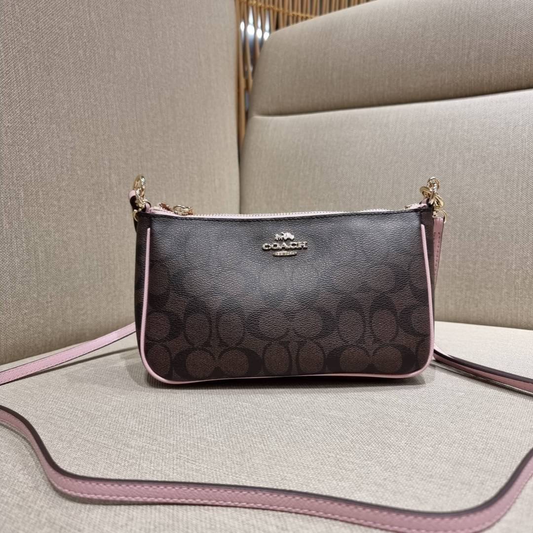 COACH 36674 TOP HANDLE POUCH IN SIGNATURE JACQUARD กระเป๋าทรงพอช ยอดฮิต ยกขึ้นแท่น ด้วยดีไซน์ที่ออกมาให้ใช้งานได้ง่าย ขนาดกำลังเหมาะ วัสดุหนังแคนวาสทนทาน ดีไปหมดขนาดนี้!! คุณลูกค้าถึงสั่งกันรัวๆจริงๆ ภายในโล่งกว้าง ใส่โทรศัพท์ได้ทุกรุ่น มาพร้อมสายคล้องแขน