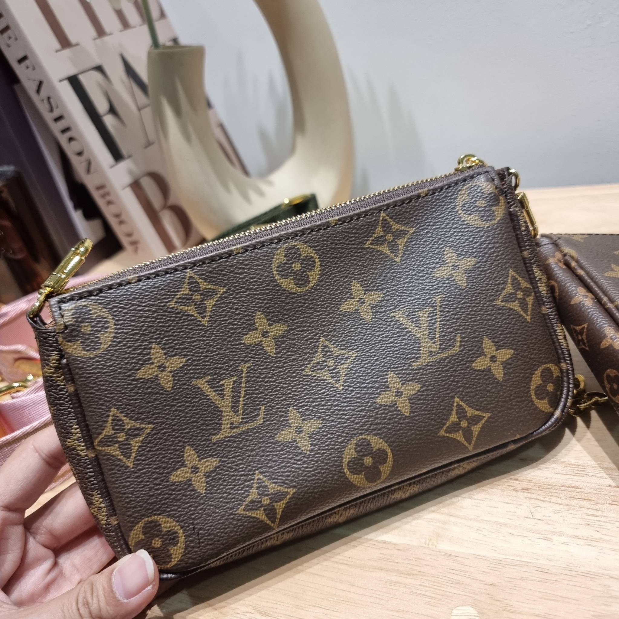 Set 4 ชิ้น LV Multi Pochette Bag New in!! กับ box set ชวนสะสม ที่จับเอารุ่นยอดฮิต มามิกซ์รวมกับไอเท็มสุดคุ้มของมันต้องมี!! จัดเรียงให้อยู่ในกล่องสุดหรู ไม่ว่าจะตัวกระเป๋า กระเป๋าสตางค์ กระเป๋าจิ๋ว ใบไหนๆก็นำมาใช้งานได้จริง คุ้มค่ามากๆ แถมฟรี! ริบบิ้นลายลิ