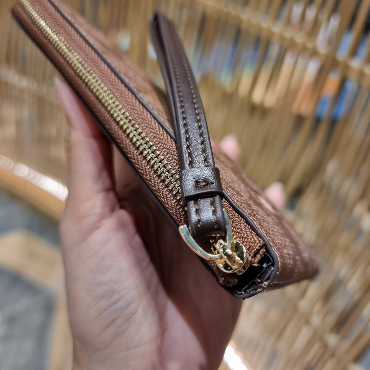 COACH 2972 CORNER ZIP WRISTLET IN SIGNATURE CANVAS WITH BUTTERFLY PRINT มาแล้วจ้า ไอเท็มสุดปัง!! ฮิตไม่เลิก!! พร้อมลวดลายสุดคิ้วท์ น่ารักน่าใช้ขึ้นไปอีก กระเป๋าคล้องมือ ขนาดเหมาะพกพา วัสดุหนังแคนวาส ภายในเป็นช่องโล่ง ใส่ธนบัตร หรือใส่บัตร ใส่เหรียญ ได้หมด