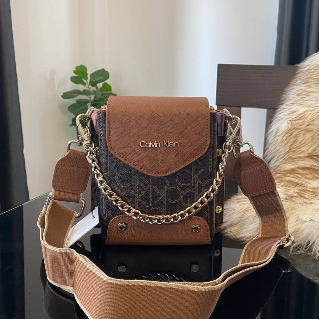 CALVIN KLEIN JEANS crossbody bag กระเป๋าถือหรือสะพาย ลายซิกเนเจอร์แบรนด์ทั้งใบ เปิด-ปิดกระเป๋าด้วยกระดุมแม่เหล็ก ด้านในแบ่งเป็น 2 ช่องหลัก และมีช่องเล็กใส่ของจุกจิก ซับในลายแบรนด์อย่างดี มาพร้อมสายสะพายยาวปรับระดับได้ฟรีไซต์ สามารถใช้ได้หลากหลายโอกาสค่ะ