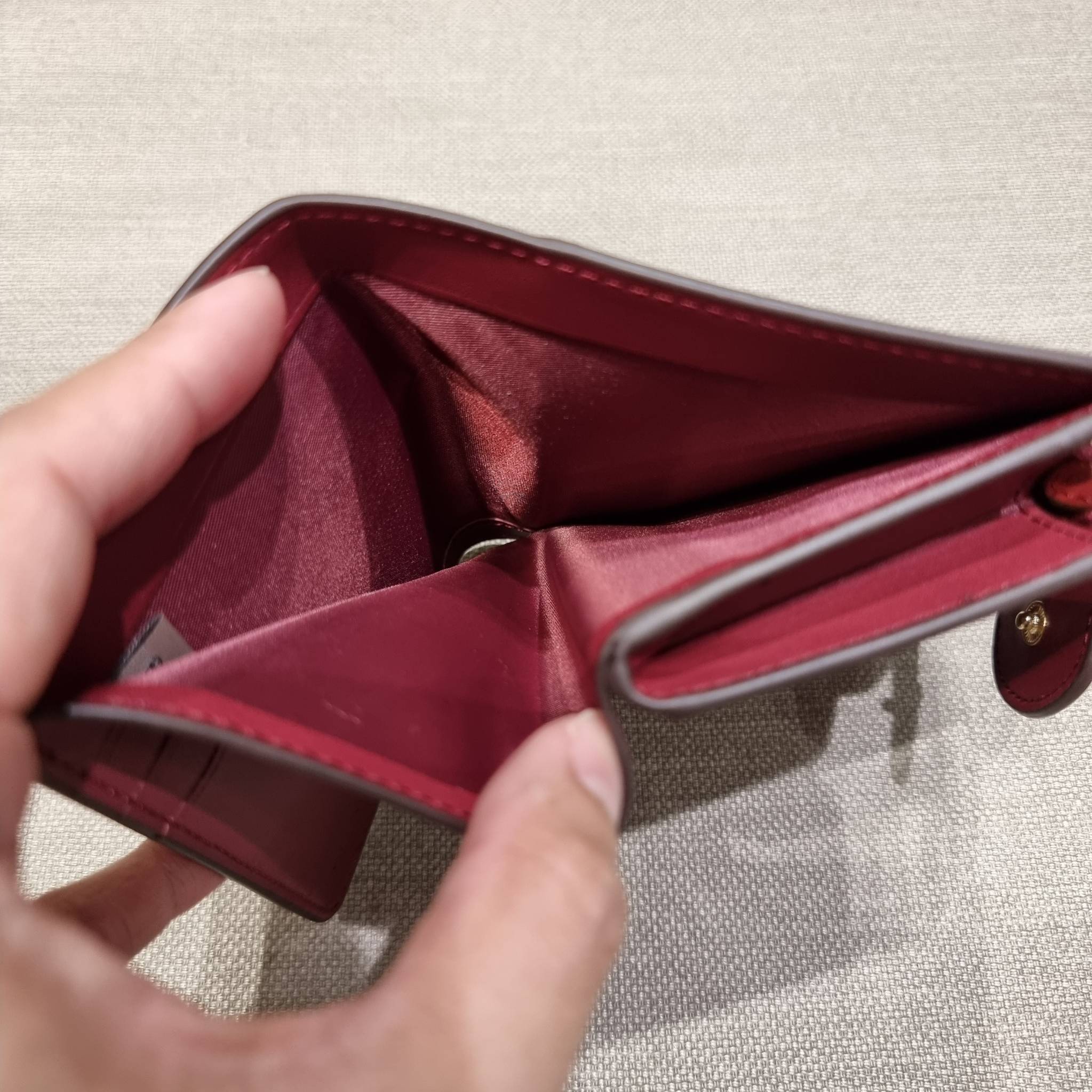 COACH C7414 MEDIUM CORNER ZIP WALLET WITH ORNAMENT PRINT คอลเลคชั่นใหม่ กระเป๋าสตางค์ใบกลาง ดีไซน์ใหม่ สุดหรู คละลายพริ้นท์เต็มใบ น่าใช้ไปอีก วัสดุหนังแคนวาสเคลือบลาย ภายในมีช่องใส่บัตร ใส่ธนบัตรได้ครบ และมีช่องซิปแยก ใบจริงสวยมากๆ แนะนำจ้า ราคาสุดคุ้มครบ