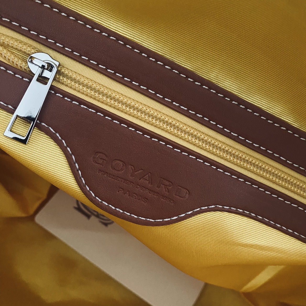 Goyard Boeing Travel 55 Duffle Bag กระเป๋าเดินทางใบใหญ่ ดีไซน์สวยคลาสสิกเป็นเอกลักษณ์ ไอเท็มที่จะทำให้การเดินทางไม่ธรรมดาอีกต่อไป ด้วยดีเทลความเป็นเอกลักษณ์ เรียบแต่หรู ภายในจุของได้เยอะมาก