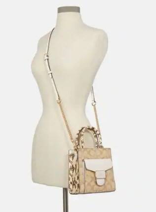 น้องเข้าใหม่ ไม่มีไม่ได้แล้ว ต้องรับไปดูแลเลยค่าา❤️ COACH MINI PEPPER CROSSBODY IN SIGNATURE ((C7227)) 📣พร้อมส่งที่ น้องใหม่ล่าสุดค่าา! กระเป๋าสะพายครอสบอดี้ร์ หรือหิ้วออกงานก็สวยไม่น้อยทีเดียวค่ะ หนังแท้นิ่มสวย หูหิ้วและด้านข้างกระเป๋าทำลา