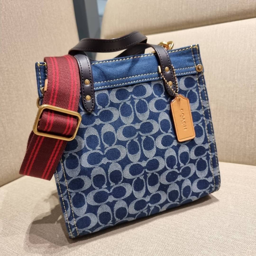COACH CA580 FIELD TOTE 22 IN SIGNATURE DENIM คอลเลคชั่นสุดคลาสสิค ดีไซน์สวยหรูดูแพงในไอเท็มเดียว กระเป๋าทรงโท้ท ไซส์กำลังสวย น่าใช้ ชิคๆคูลๆมาก ฟังก์ชั่นการใช้งานสะดวกที่สุด มีทั้งสายคล้องแขนในตัว และสายครอสบอดี้แบบสปอร์ตเส้นใหญ่ วัสดุผ้าเดนิมตกแต่งลวดลาย