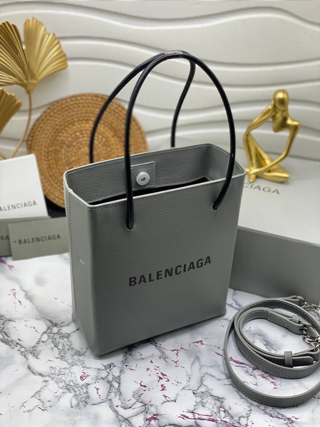 หนังแท้ BALENCIAGA XXS TOTE / Balenciaga shopping tote xxs พกกระเป๋าช้อปปิ้ง ไปทุกที่ในฤดูกาลนี้ ดีไซน์ที่ใช้ได้ทุกวันตั้งแต่หนังแบบมีเท็กซ์เจอร์ ภาพสินค้าถ่ายจากงานขายจริง ใช้งานต่างประเทศได้