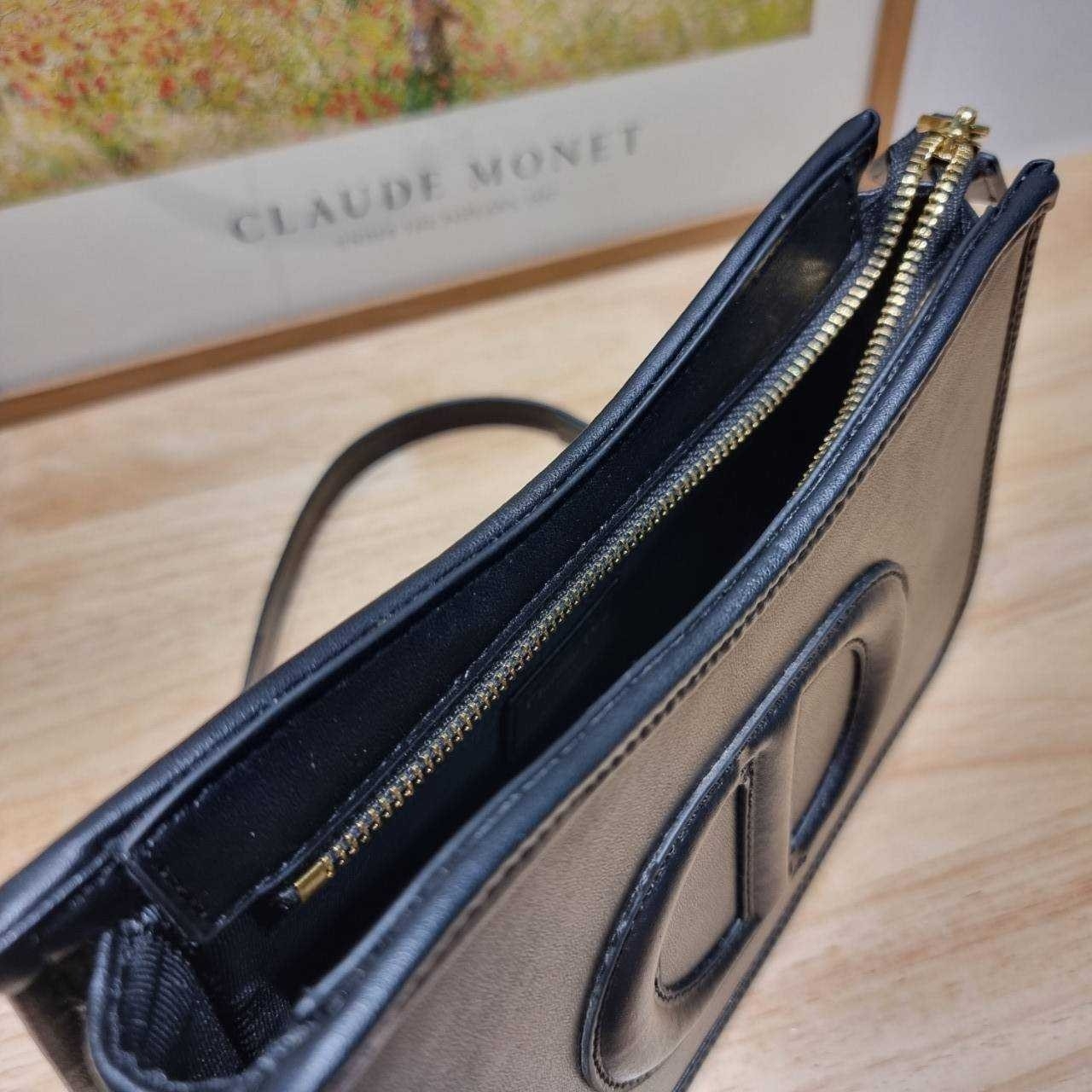 CD SIGNATURE HOBO MINI BAG กระเป๋าสะพายซิกเนเจอร์ โดดเด่นด้วยโลโก้เอกลักษณ์ เกรดออริ 1:1 ใช้งานต่างประเทศได้