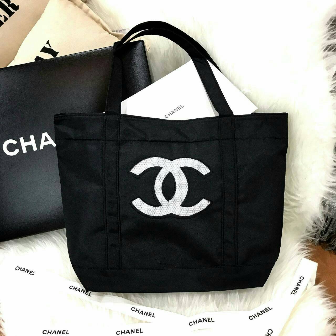Must Have! Chanel Satin Shopping Bag กระเป๋าสะพายทรง Shopping Bag พรีเมี่ยมกิ้ฟ Limited Edition ของแท้ 100% นำเข้าจาก Chanel Perfume Counter ใบใหญ่วัสดุ SATIN ประดับคริสตัลสีดำโลโก้ CC สุดคลาสสิค ซับใน Polyester 100% เปิดปิดด้วยกระดุมแม่เหล็ก น้ำหนักเบา จ