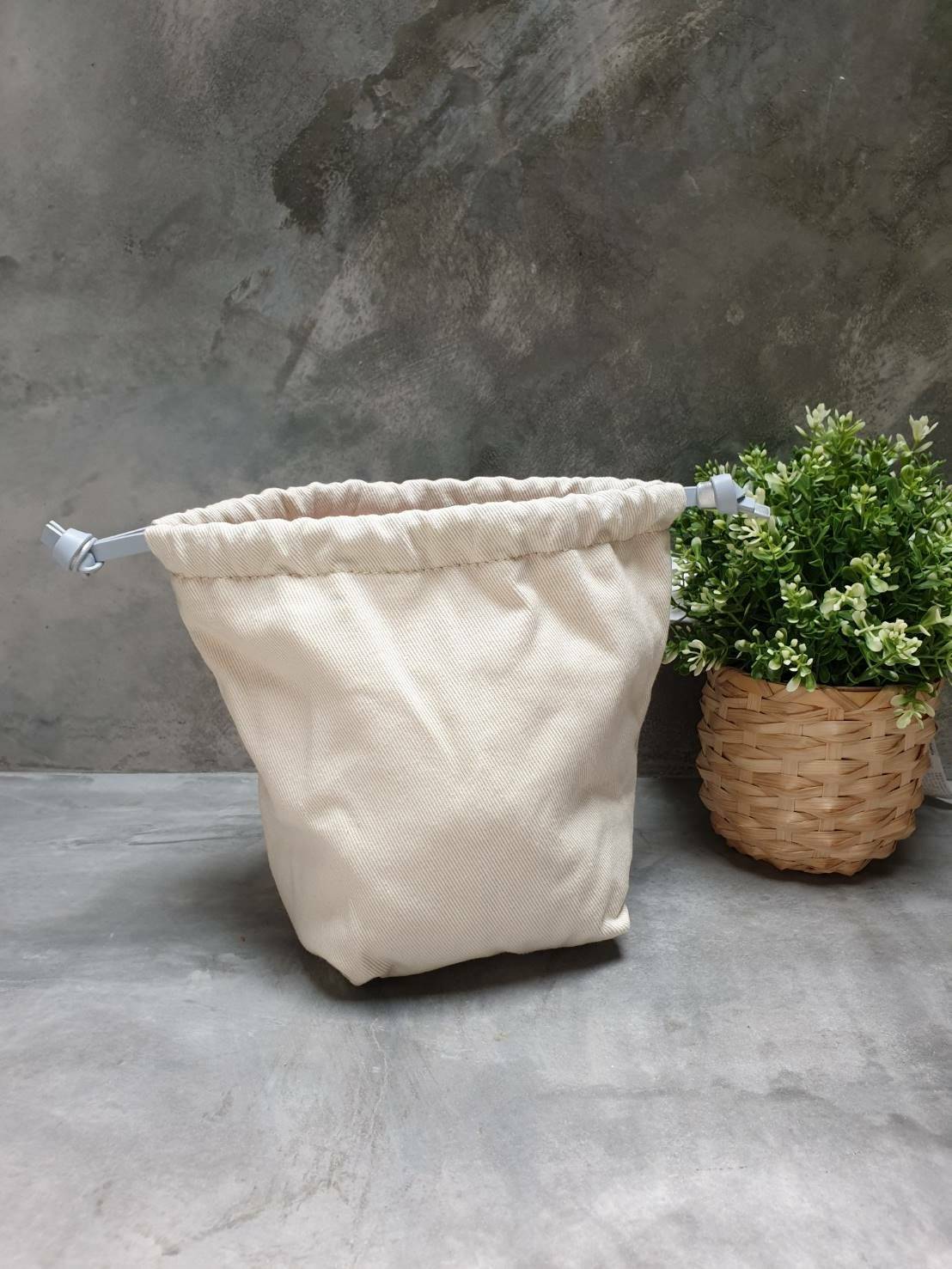 charleskeith Laser cut bucket bag กระเป๋าทรงเก๋ วัสดุหนังนิ่ม มาพร้อมกระเป๋าด้านใน มาพร้อมสายสะพายยาวปรับระดับได้ รุ่นนี้น่ารักมากค่ะ ห้ามพลาดเลยนะยูว์....