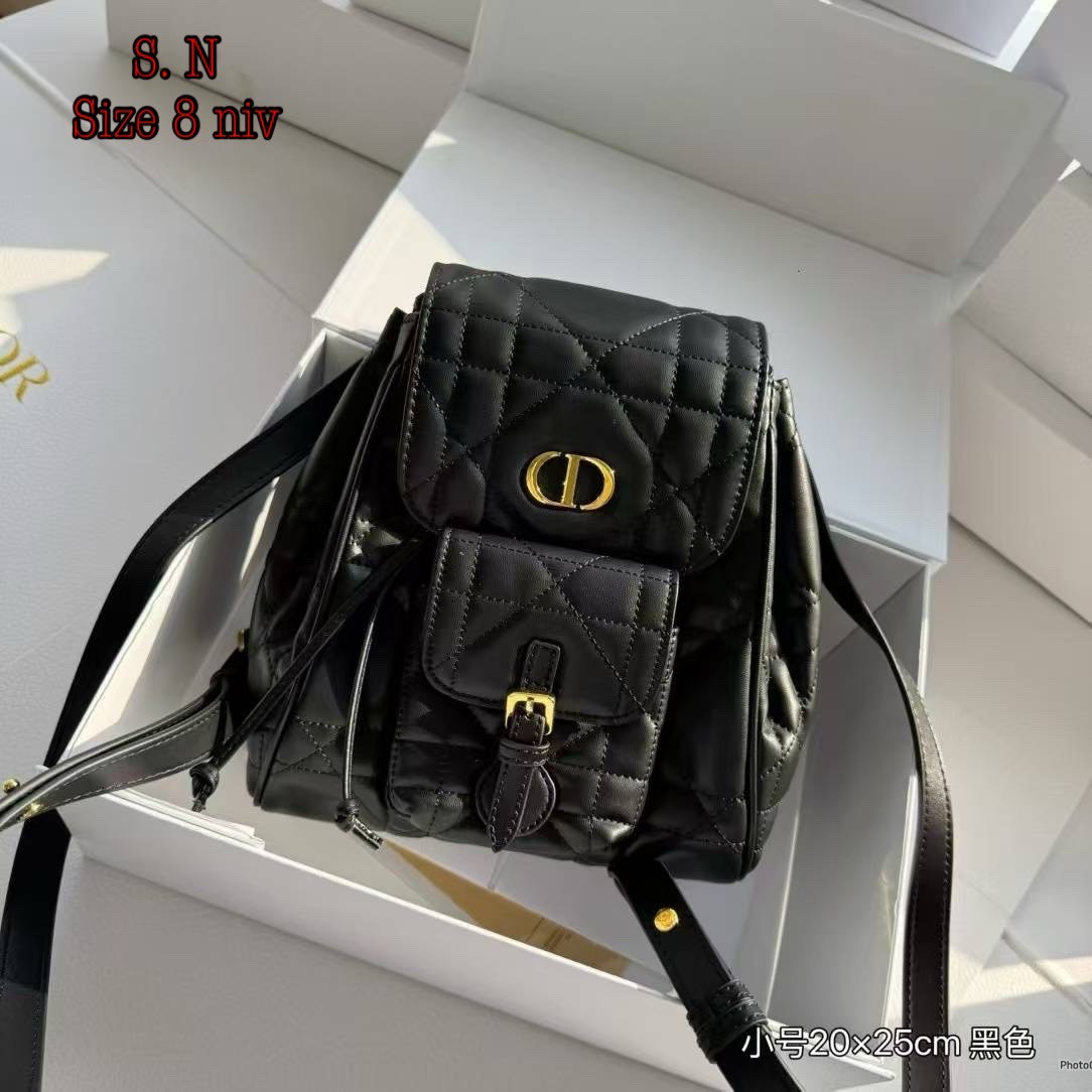 DIOR Small Caro Backpack กระเป๋าเป้ไซส์เล็กน่ารัก ดีไซน์ใหม่ หนังสวยเกินเรื่องมากๆ สัมผัสนิ่ม หรูหรา หูจับในตัวดีไซน์โค้งมนอะไหล่ทองสวยโดดเด่นไม่เหมือนใคร ที่สุดของความลัคชูต้องยกให้แบรนด์นี้