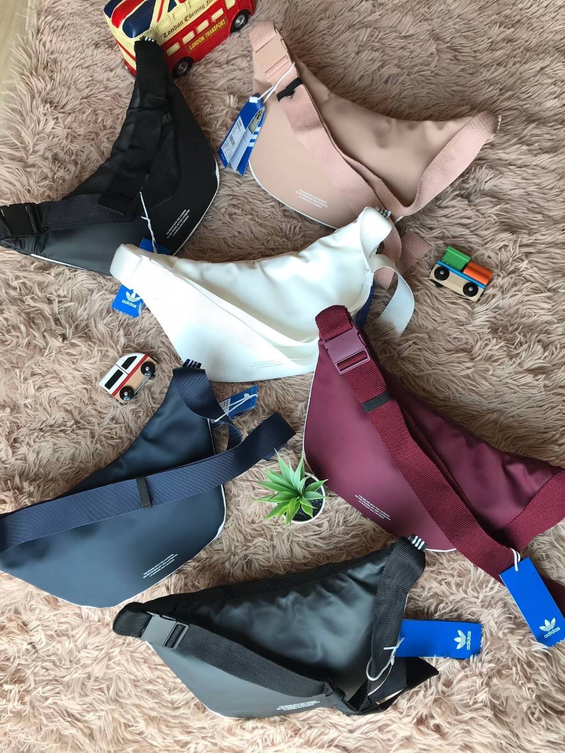 Adidas Originals 3D Mini Airline (ISSEY MIYAKE Style Shoulder Bag) กระเป๋าสะพายสไตล์สปอร์ตแบบคาดเอวคาดอกรุ่นใหม่ดีไซน์สุดฮิตสไตล์ ISSEY MIYAKE ใช้ได้ทั้งชายและหญิง ขนาดกำลังดี น้ำหนักเบา ด้านหน้าประดับโลโก้แบรนด์ เปิดปิดด้วยซิปสะดวกใช้อะไหล่ปั้มแบรนด์สวยด